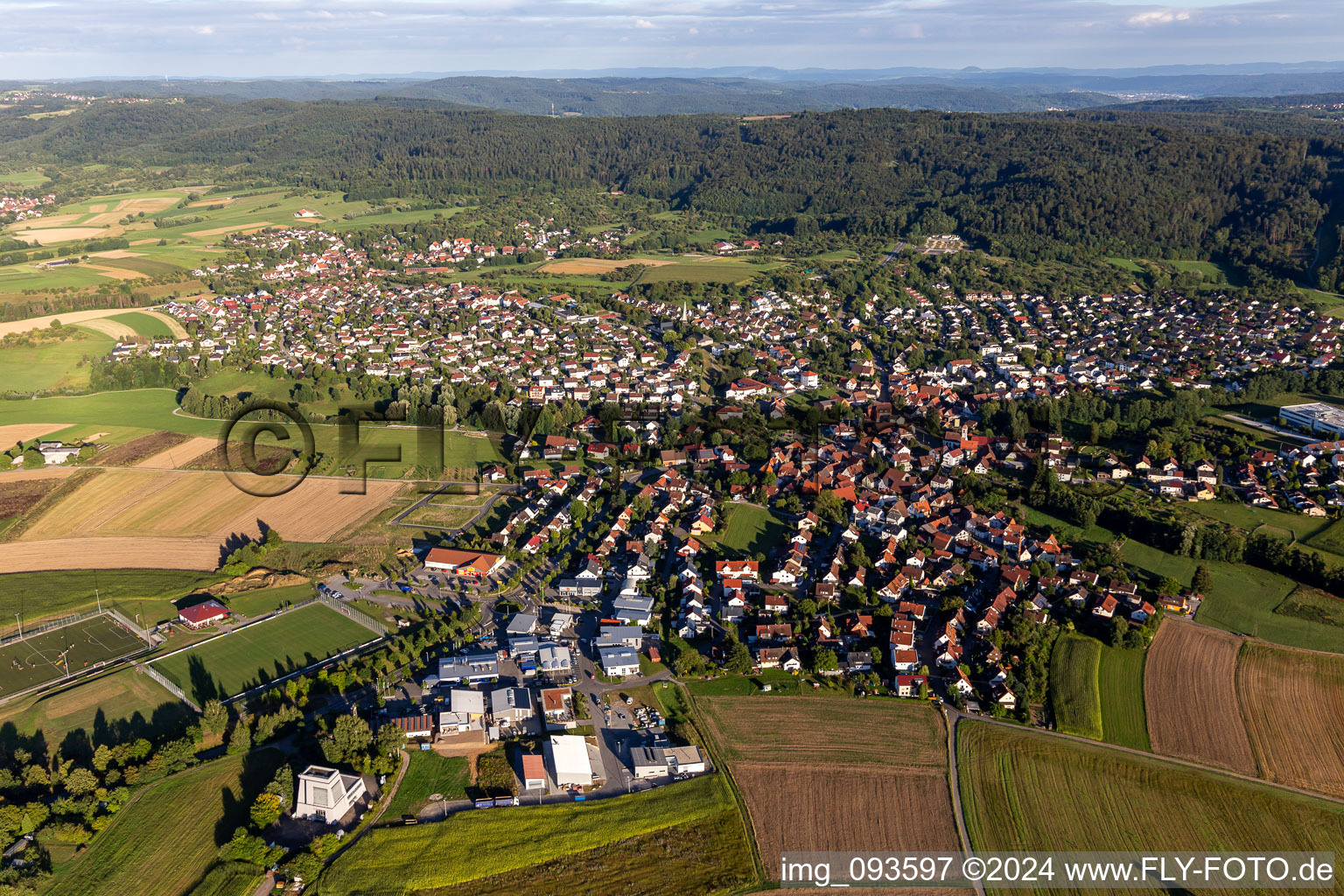 Vue aérienne de Wattenweiler du nord-ouest à Allmersbach im Tal dans le département Bade-Wurtemberg, Allemagne