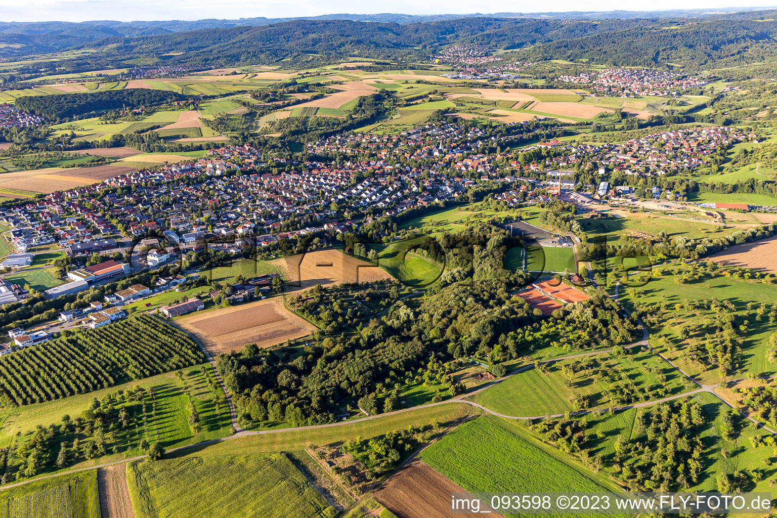 Vue aérienne de Vue des rues et des maisons des quartiers résidentiels à le quartier Unterweissach in Weissach im Tal dans le département Bade-Wurtemberg, Allemagne