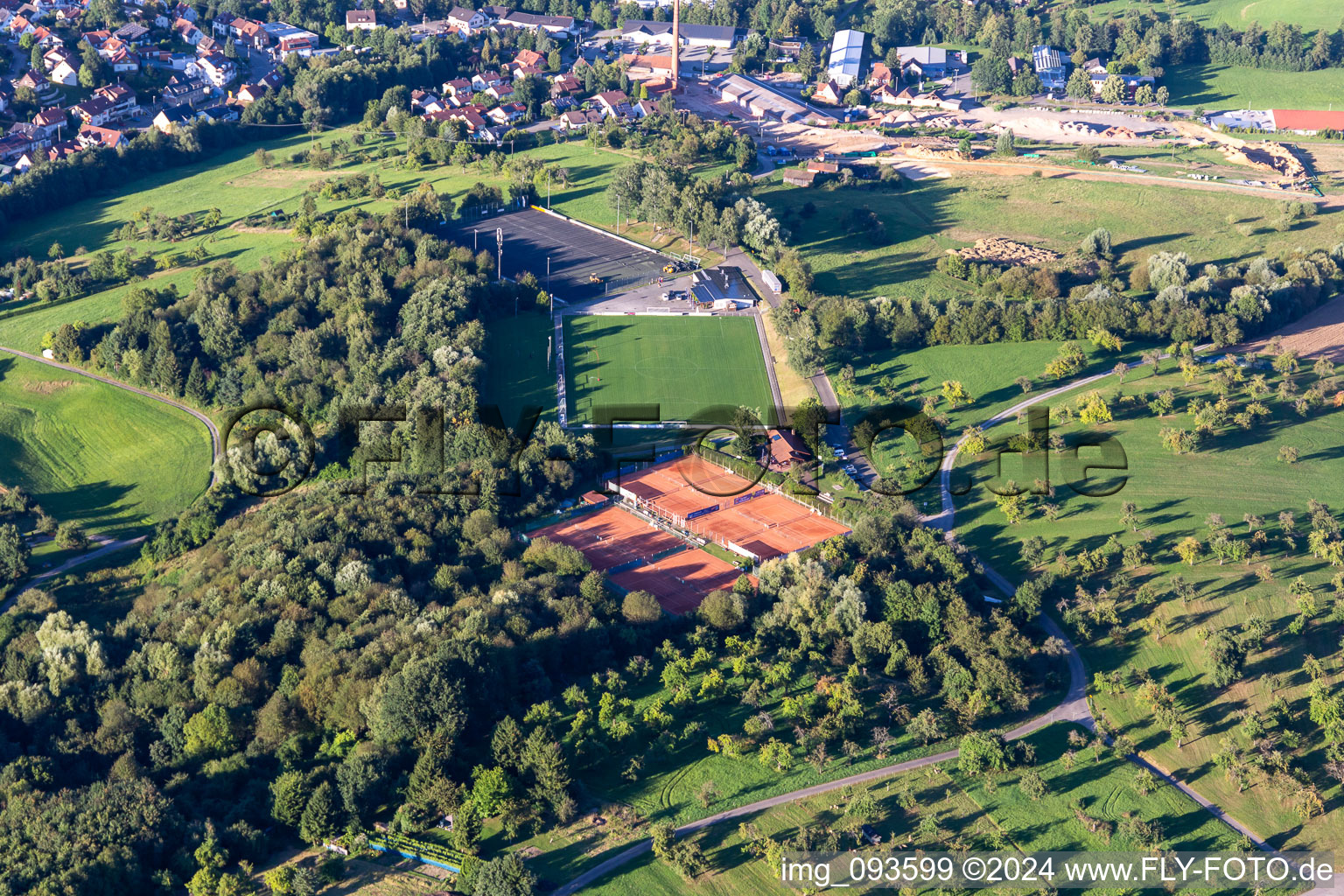 Vue aérienne de SVU Tennis 1976 eV à le quartier Unterweissach in Weissach im Tal dans le département Bade-Wurtemberg, Allemagne