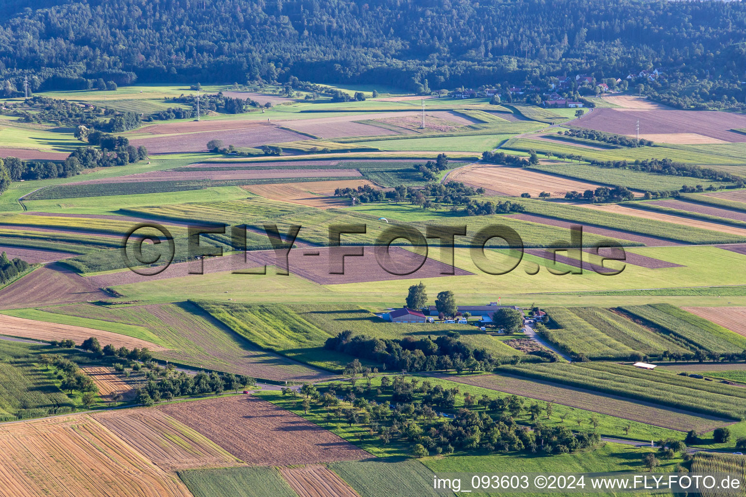 Vue oblique de Aéroport Backnang-Heiningen à le quartier Heiningen in Backnang dans le département Bade-Wurtemberg, Allemagne