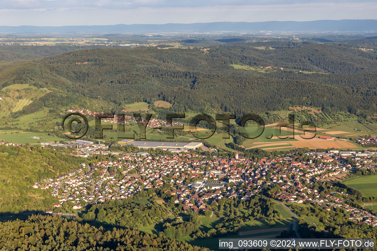 Vue aérienne de Vue des rues et des maisons des quartiers résidentiels à le quartier Königsbronnhof in Rudersberg dans le département Bade-Wurtemberg, Allemagne