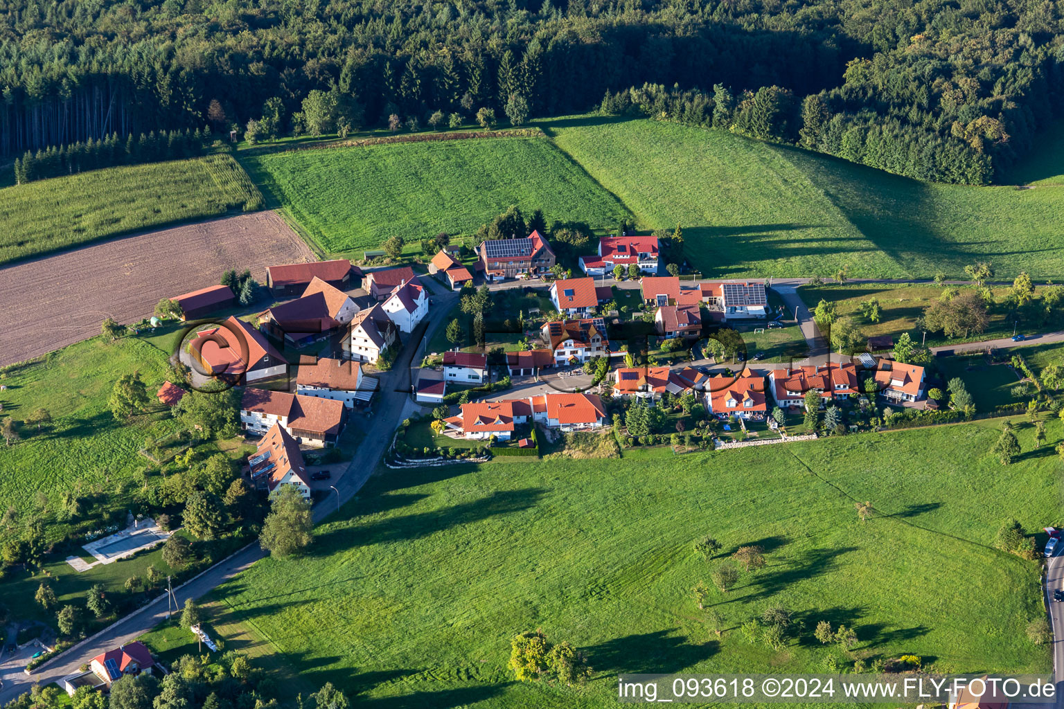 Vue aérienne de Centre de loisirs - parc d'attractions Lieu : Familienferienstätte Haus Lutzenberg eV à le quartier Lutzenberg in Althütte dans le département Bade-Wurtemberg, Allemagne