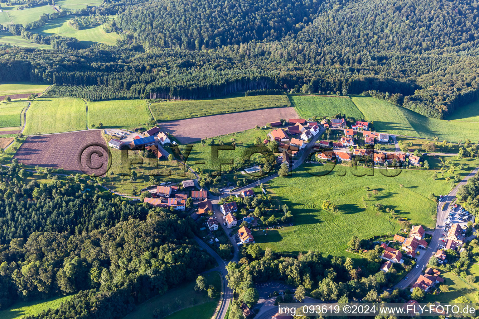 Vue aérienne de Centre de loisirs - parc d'attractions Lieu : complexe de vacances familial Haus Lutzenber à le quartier Lutzenberg in Althütte dans le département Bade-Wurtemberg, Allemagne