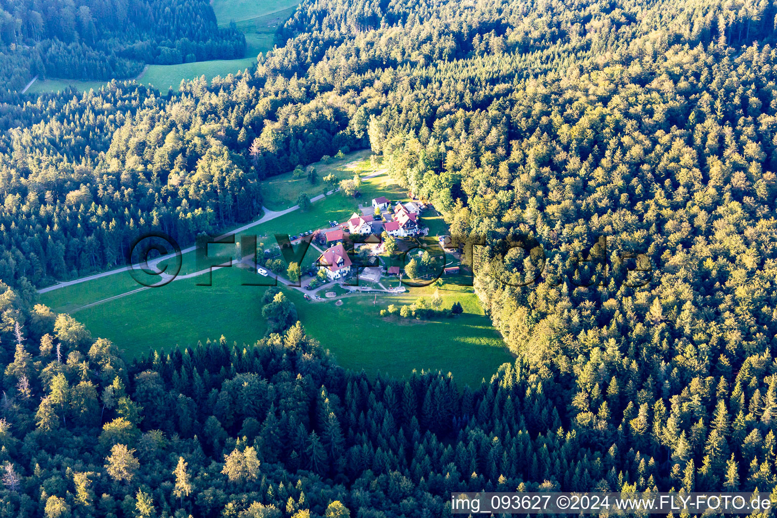 Vue aérienne de Rotenmad à Kaisersbach dans le département Bade-Wurtemberg, Allemagne