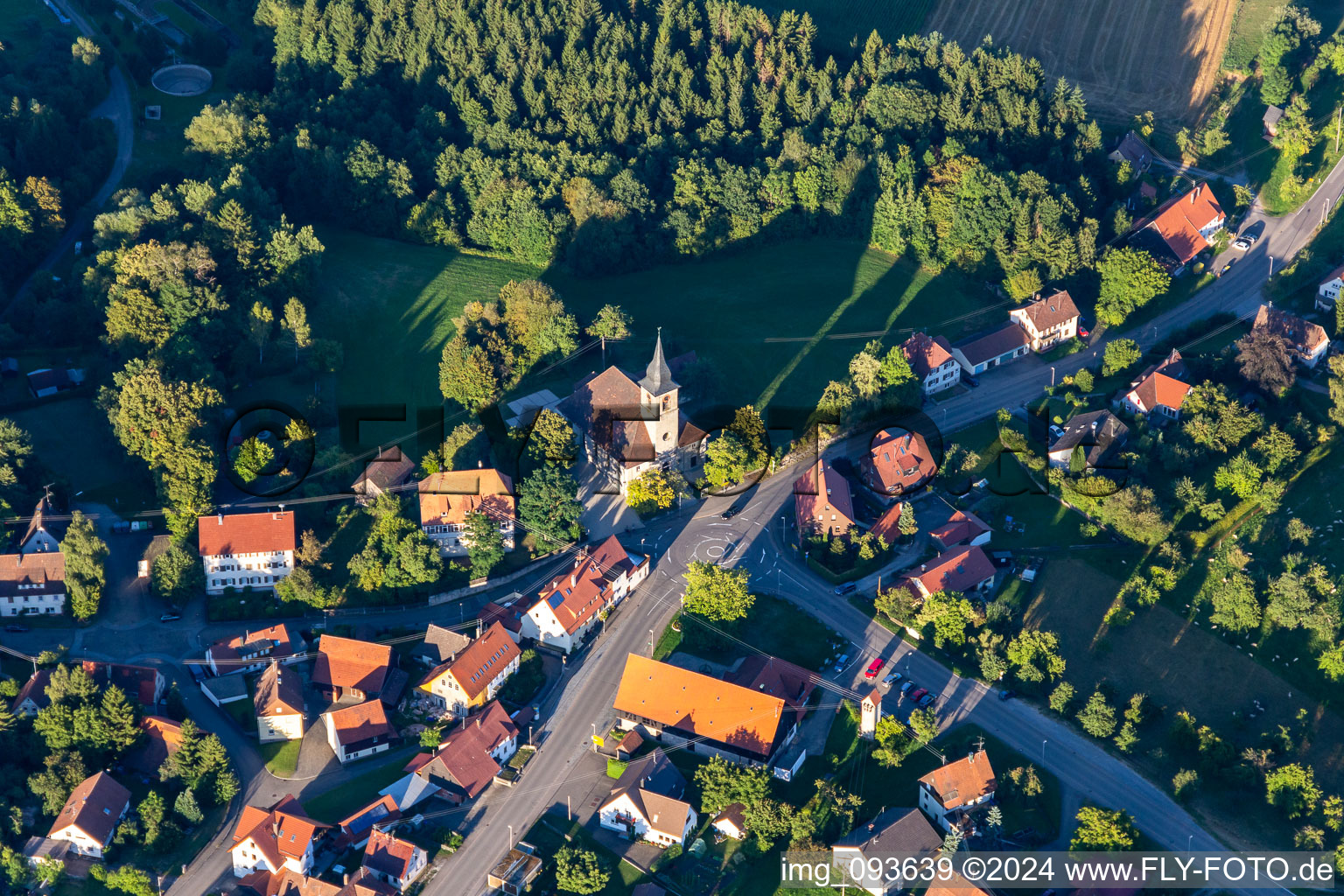 Vue aérienne de Bâtiment d'église au centre du village à le quartier Kirchenkirnberg in Murrhardt dans le département Bade-Wurtemberg, Allemagne