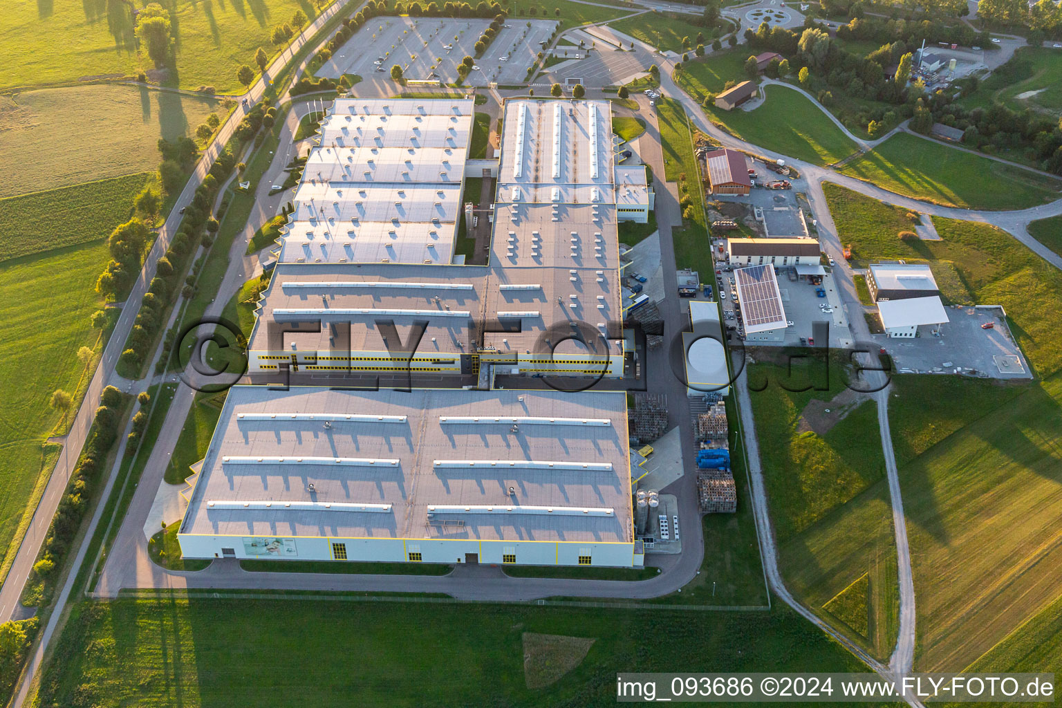 Vue aérienne de Sites de l'usine Alfred Kärcher Gmbh & SW-Automobile GmbH à Obersontheim dans le département Bade-Wurtemberg, Allemagne