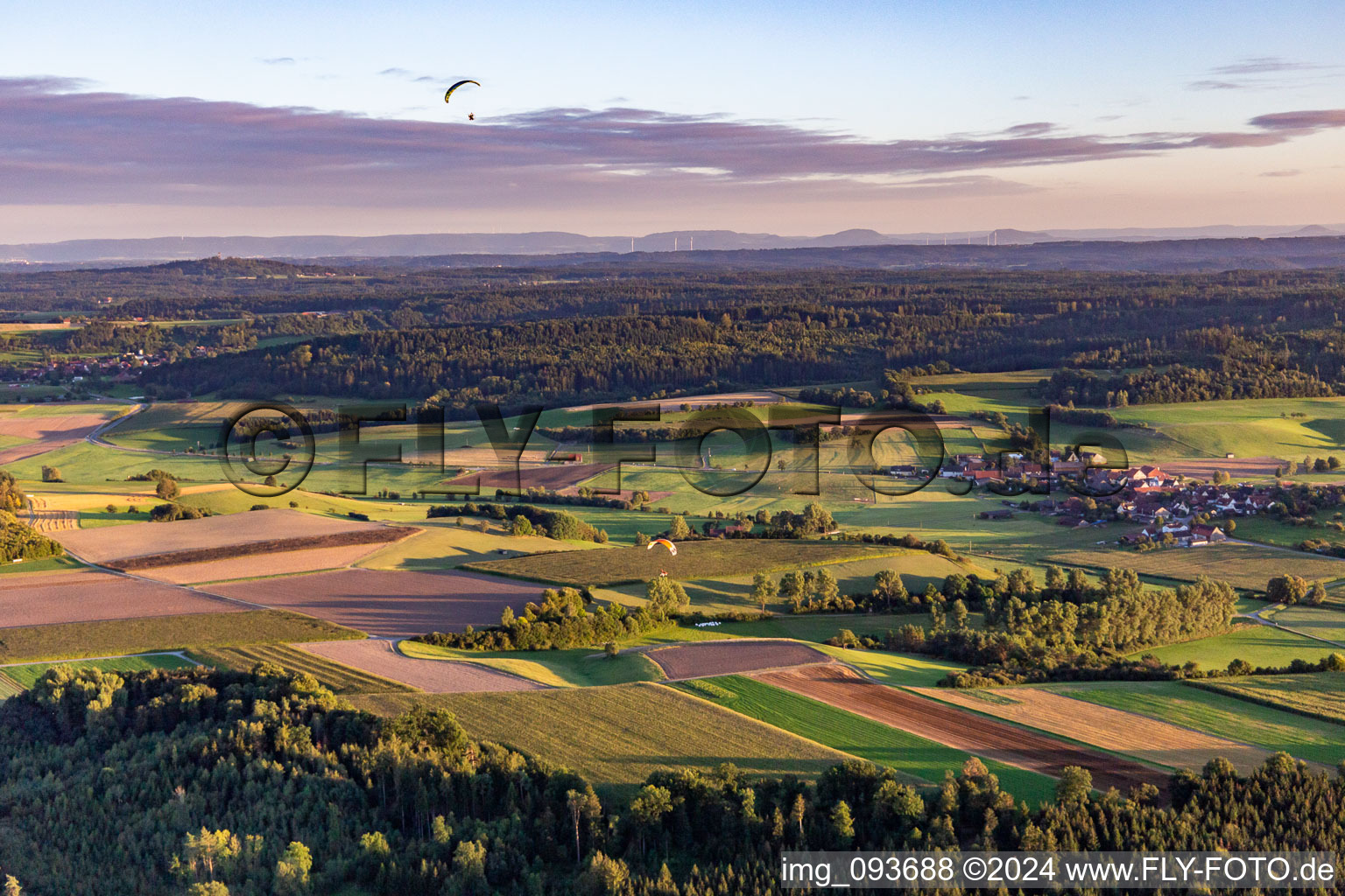 Vue aérienne de Aérodrome de Mittelfischach à le quartier Unterfischach in Obersontheim dans le département Bade-Wurtemberg, Allemagne