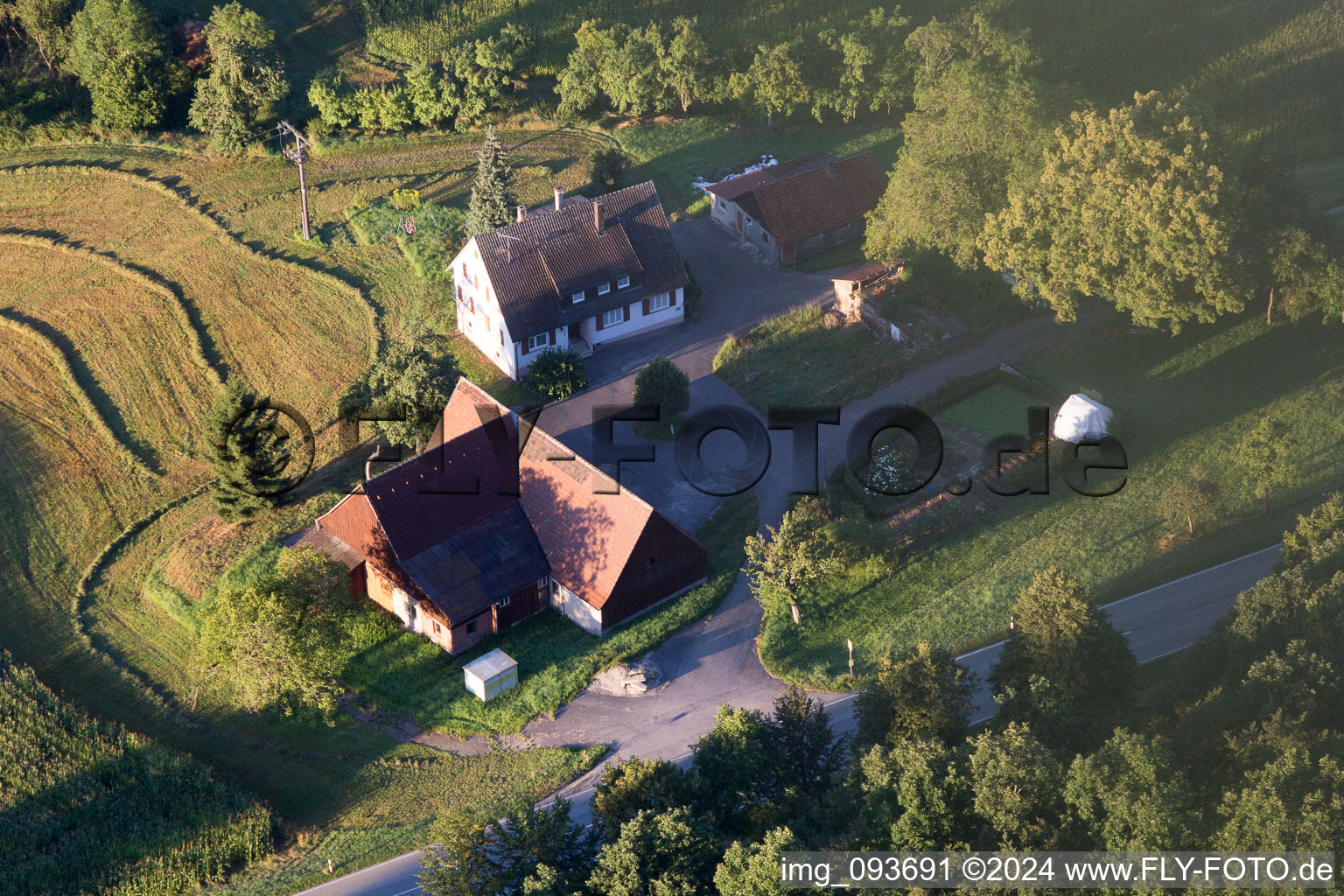 Vue aérienne de Rothhof à le quartier Engelhofen in Obersontheim dans le département Bade-Wurtemberg, Allemagne