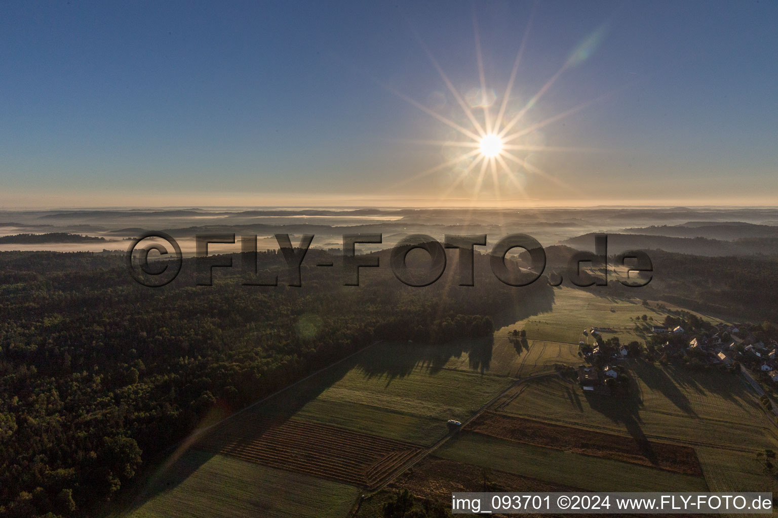 Vue aérienne de Lever de soleil sur le paysage au-dessus du Fischachtal à le quartier Engelhofen in Obersontheim dans le département Bade-Wurtemberg, Allemagne