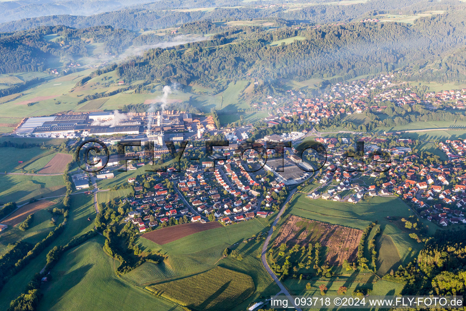 Vue aérienne de Vue des rues et des maisons des quartiers résidentiels à Oberrot dans le département Bade-Wurtemberg, Allemagne