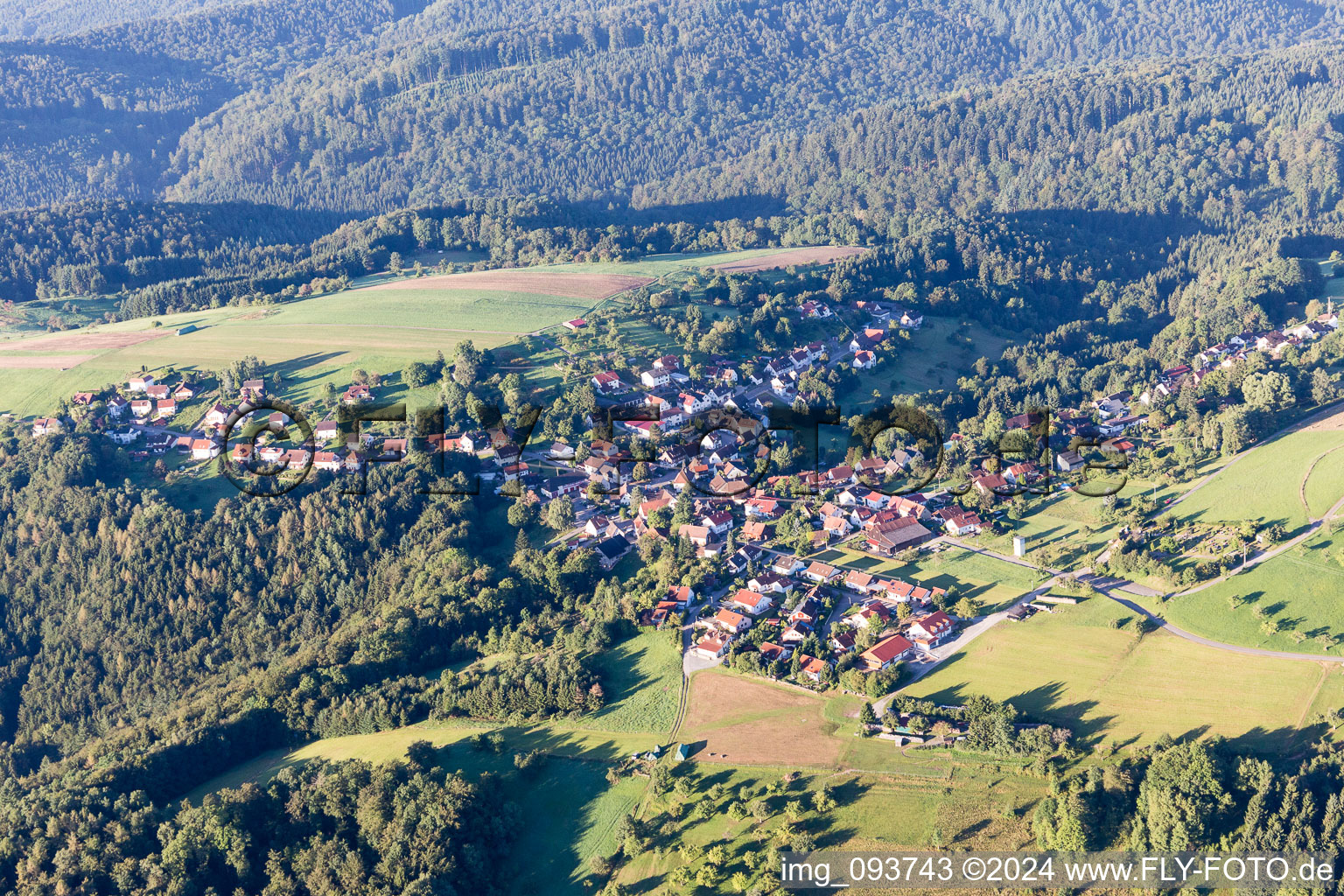 Vue aérienne de Champs agricoles et surfaces utilisables à le quartier Roßstaig in Spiegelberg dans le département Bade-Wurtemberg, Allemagne