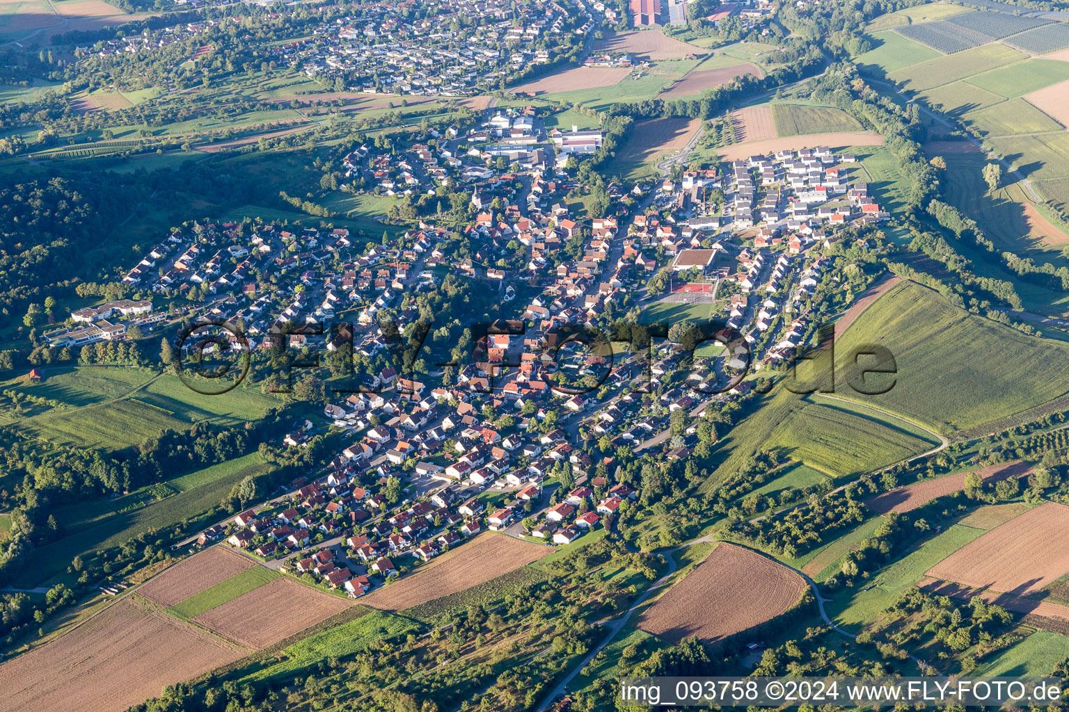 Vue aérienne de Vue des rues et des maisons des quartiers résidentiels à le quartier Gronau in Oberstenfeld dans le département Bade-Wurtemberg, Allemagne