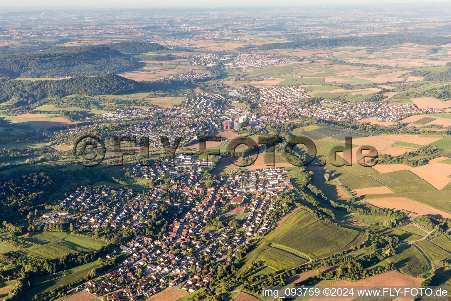 Vue aérienne de Vue des rues et des maisons des quartiers résidentiels à le quartier Gronau in Oberstenfeld dans le département Bade-Wurtemberg, Allemagne