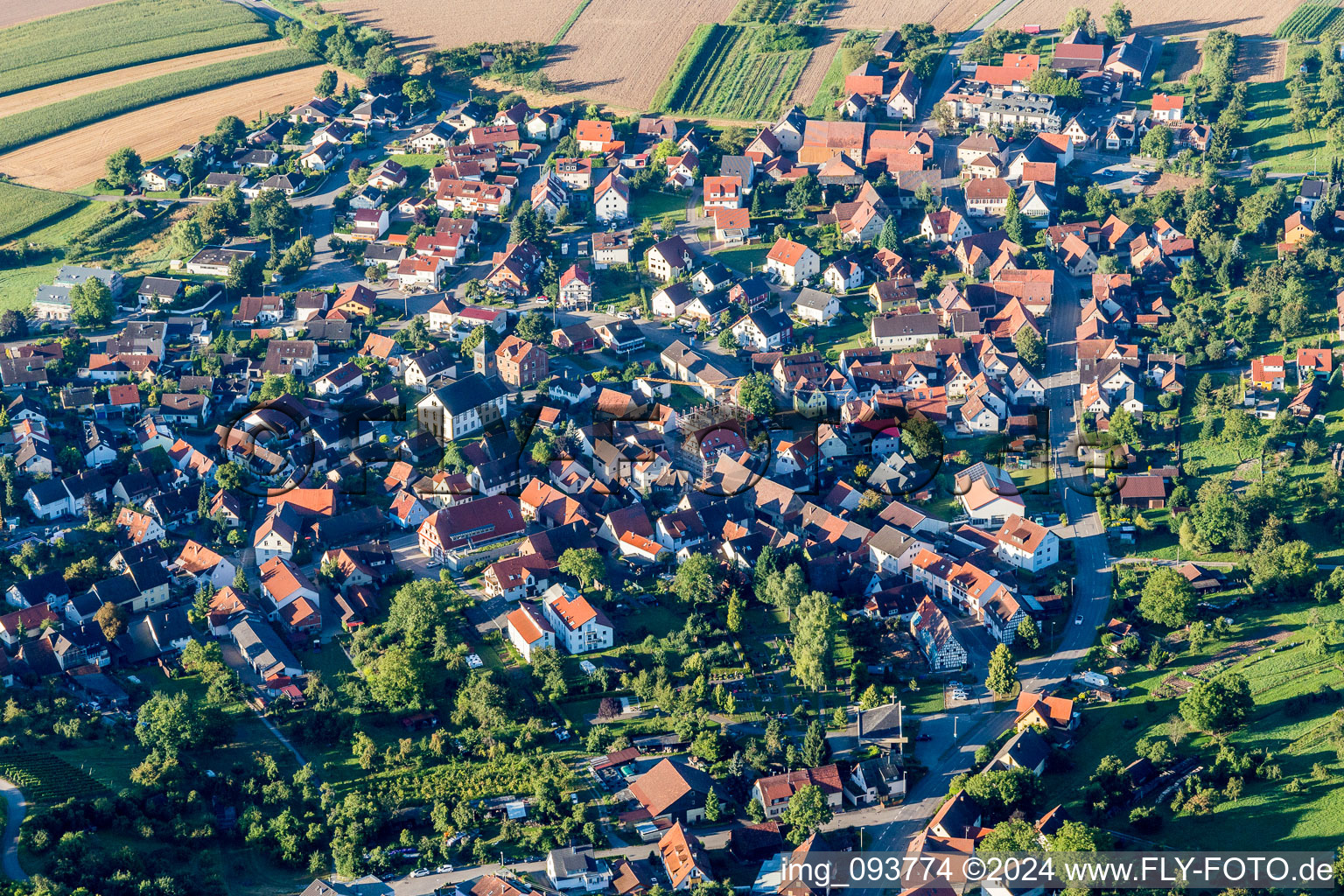 Vue aérienne de Champs agricoles et surfaces utilisables à Winzerhausen dans le département Bade-Wurtemberg, Allemagne