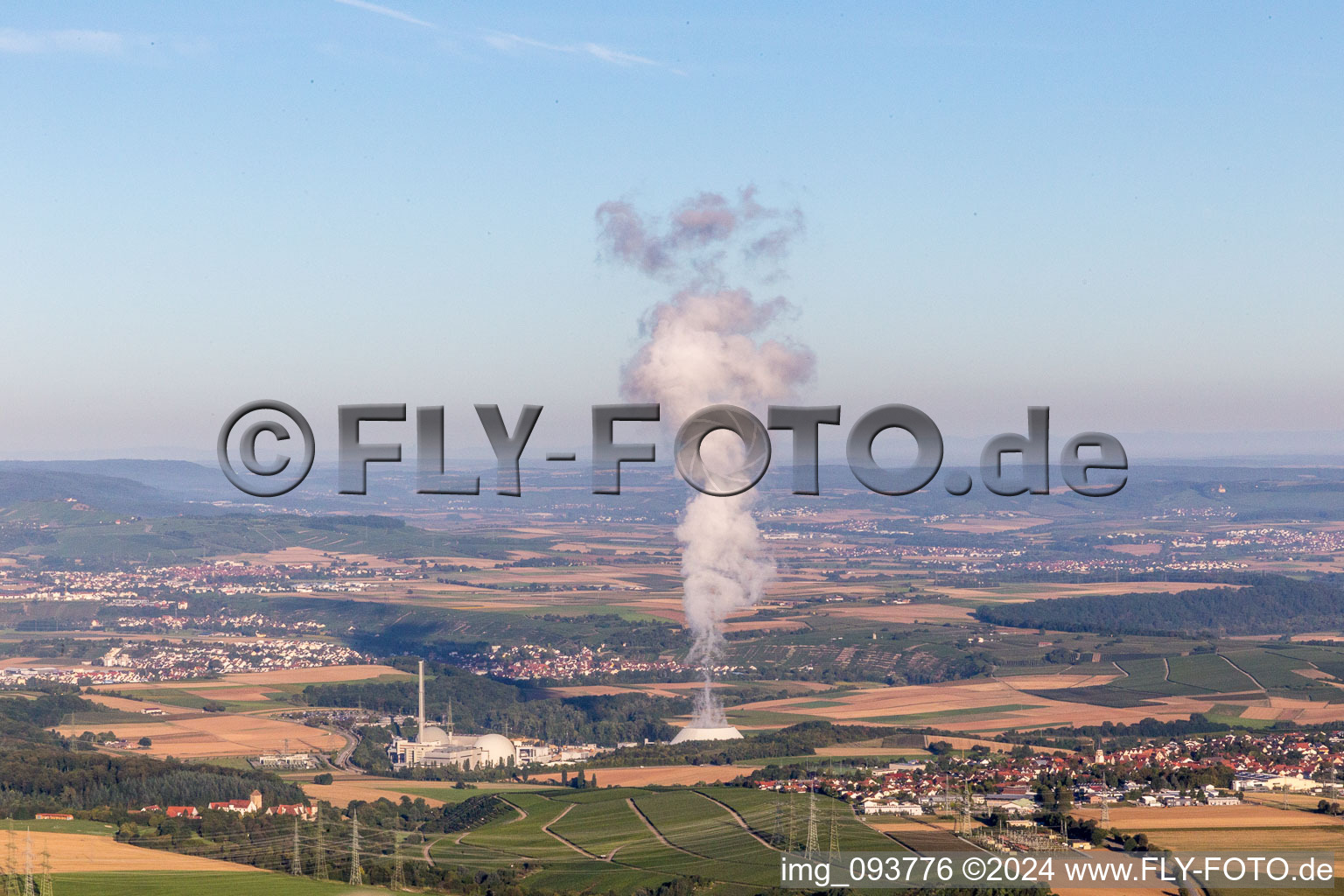 Vue aérienne de Blocs réacteurs, structures de tours de refroidissement et installations de la centrale nucléaire - centrale nucléaire - centrale nucléaire GKN Neckarwestheim à Neckarwestheim dans le département Bade-Wurtemberg, Allemagne
