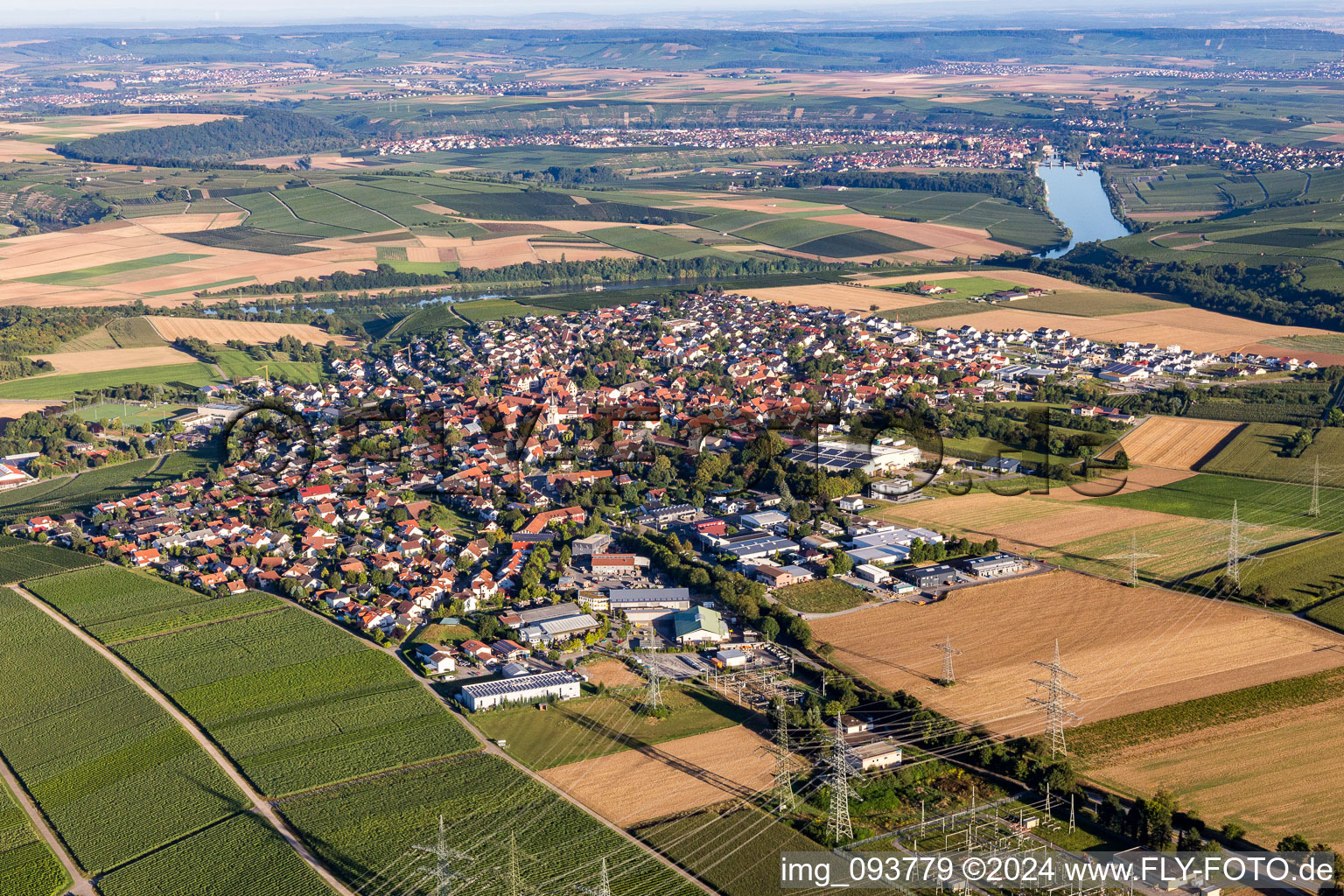 Vue aérienne de Zones riveraines du Neckar à Neckarwestheim dans le département Bade-Wurtemberg, Allemagne