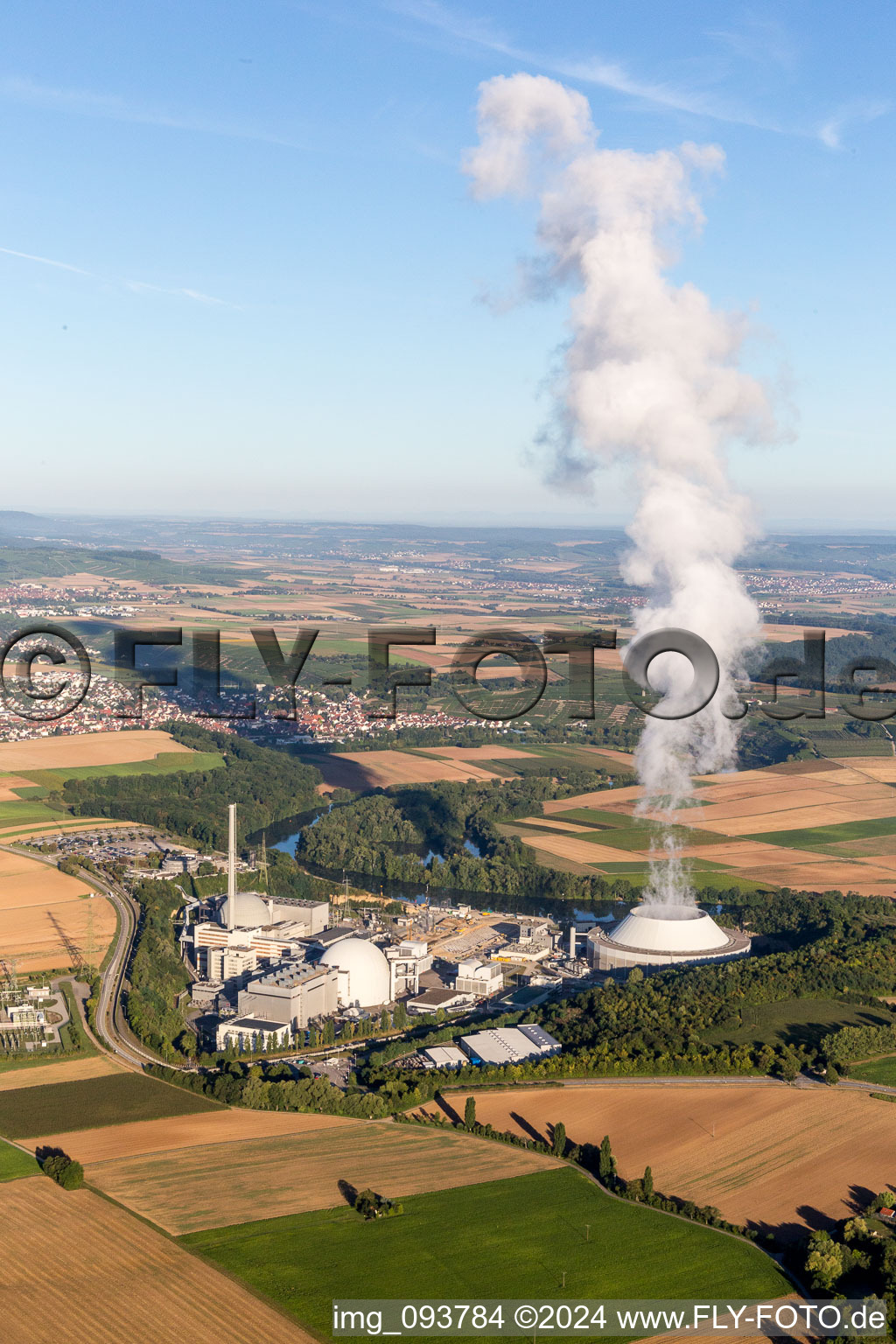 Vue aérienne de Blocs réacteurs, structures et systèmes de tours de refroidissement de la centrale nucléaire - centrale nucléaire - centrale nucléaire GKN Neckarwestheim à Neckarwestheim à Gemmrigheim dans le département Bade-Wurtemberg, Allemagne