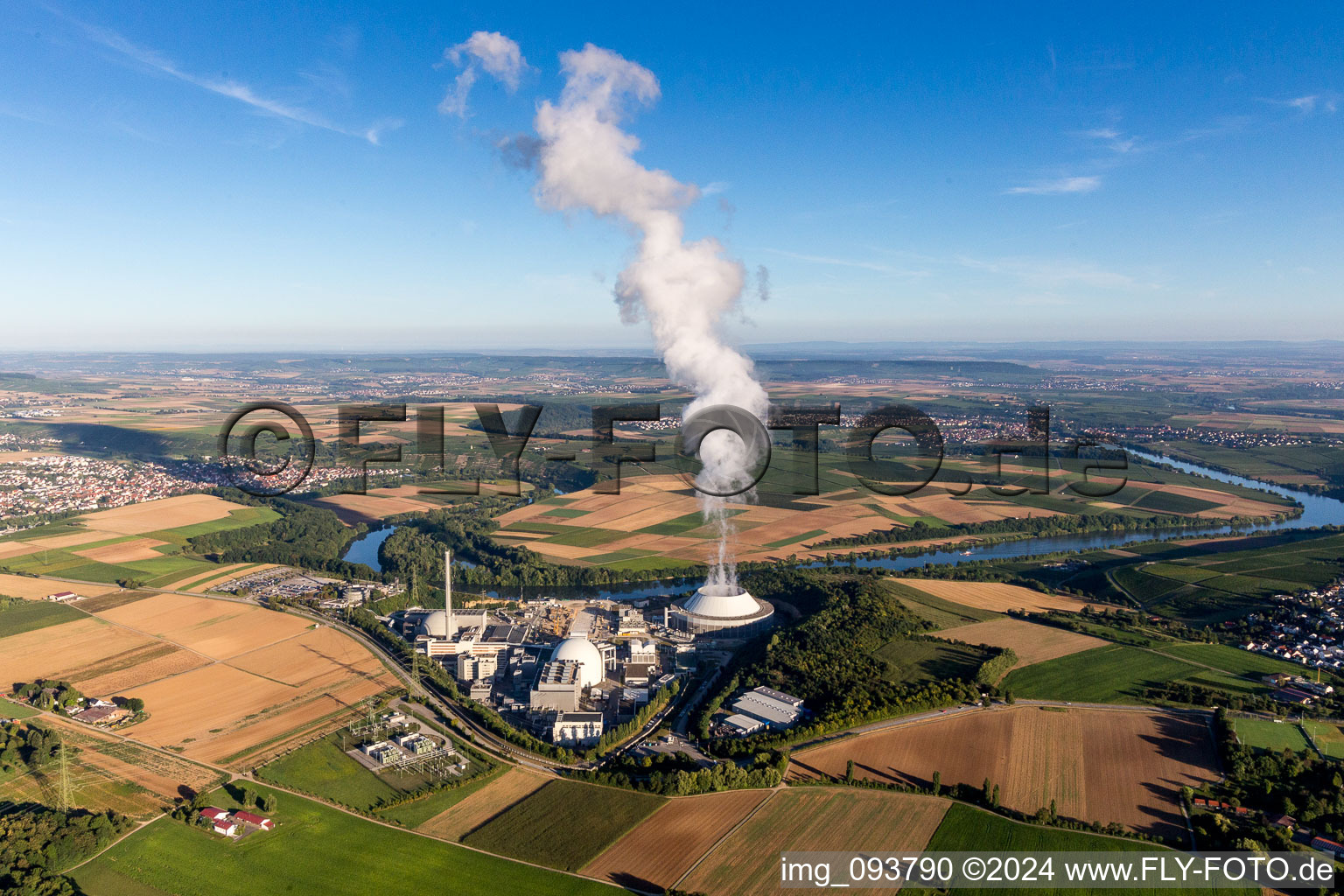 Photographie aérienne de Blocs réacteurs, structures de tours de refroidissement et installations de la centrale nucléaire - centrale nucléaire - centrale nucléaire GKN Neckarwestheim à Neckarwestheim dans le département Bade-Wurtemberg, Allemagne