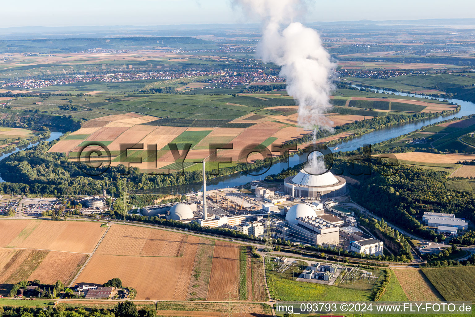 Vue oblique de Blocs réacteurs, structures et systèmes de tours de refroidissement de la centrale nucléaire - centrale nucléaire - centrale nucléaire GKN Neckarwestheim à Neckarwestheim à Gemmrigheim dans le département Bade-Wurtemberg, Allemagne