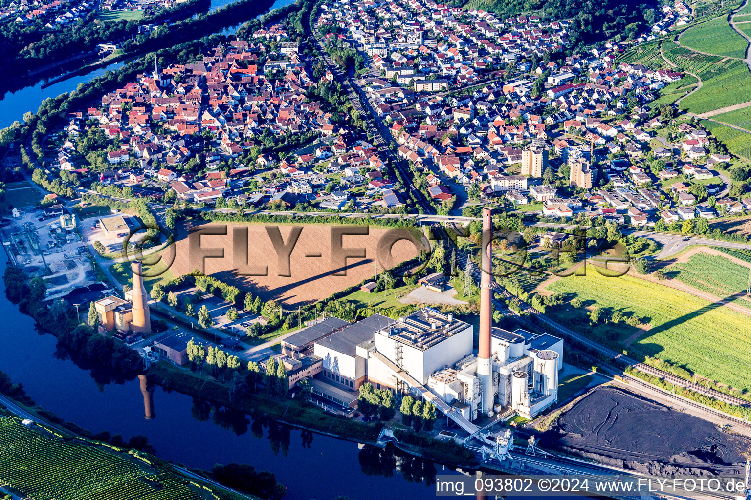 Vue aérienne de Centre villageois et centrale électrique Walheim (EnBW) au bord du Neckar à Walheim dans le département Bade-Wurtemberg, Allemagne