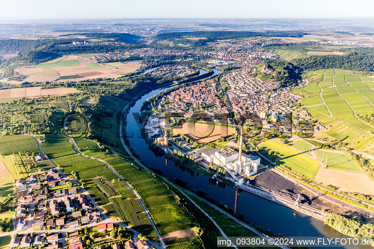 Vue aérienne de Centre villageois et centrale électrique Walheim (EnBW) au bord du Neckar à Walheim dans le département Bade-Wurtemberg, Allemagne