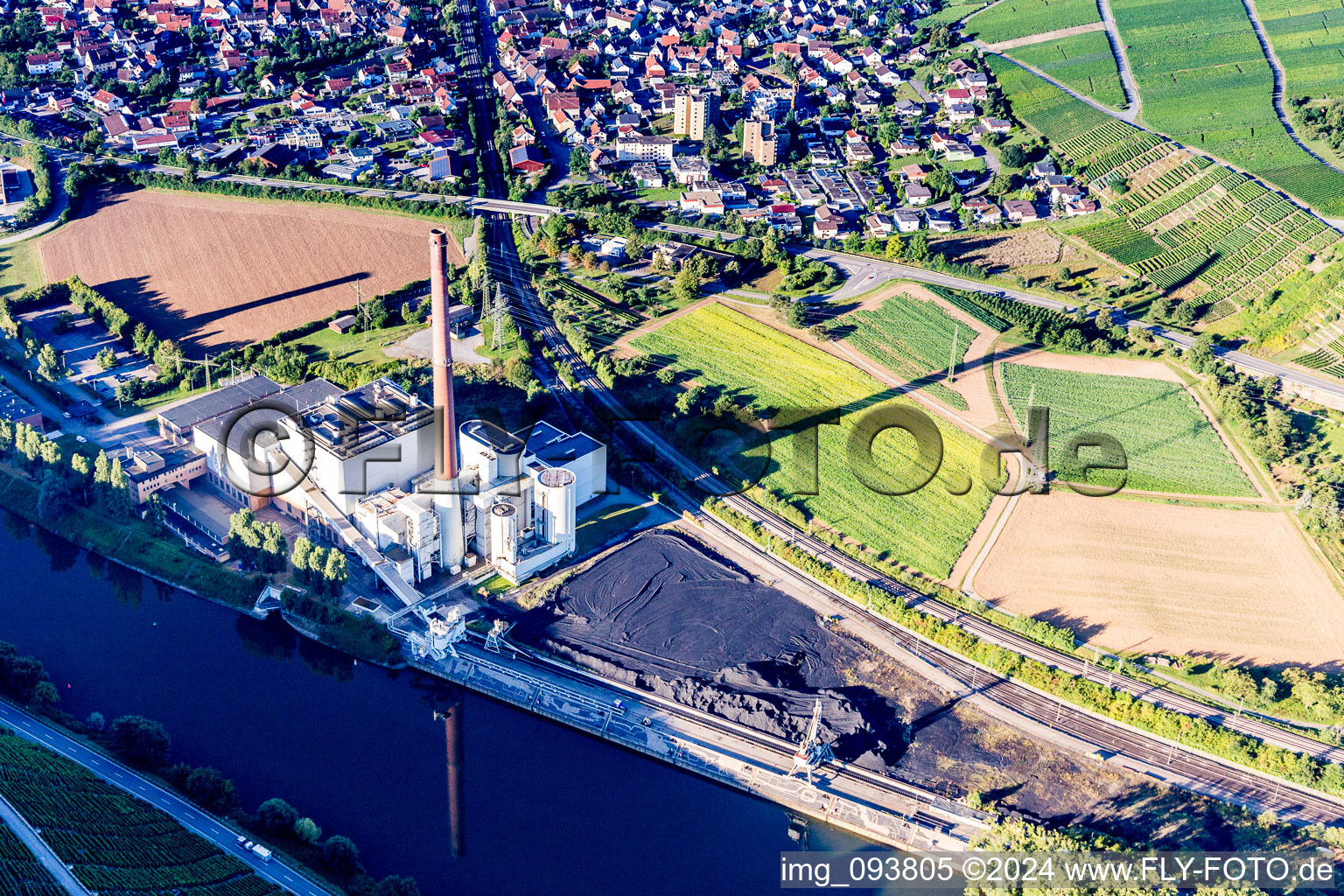 Photographie aérienne de Centre villageois et centrale électrique Walheim (EnBW) au bord du Neckar à Walheim dans le département Bade-Wurtemberg, Allemagne