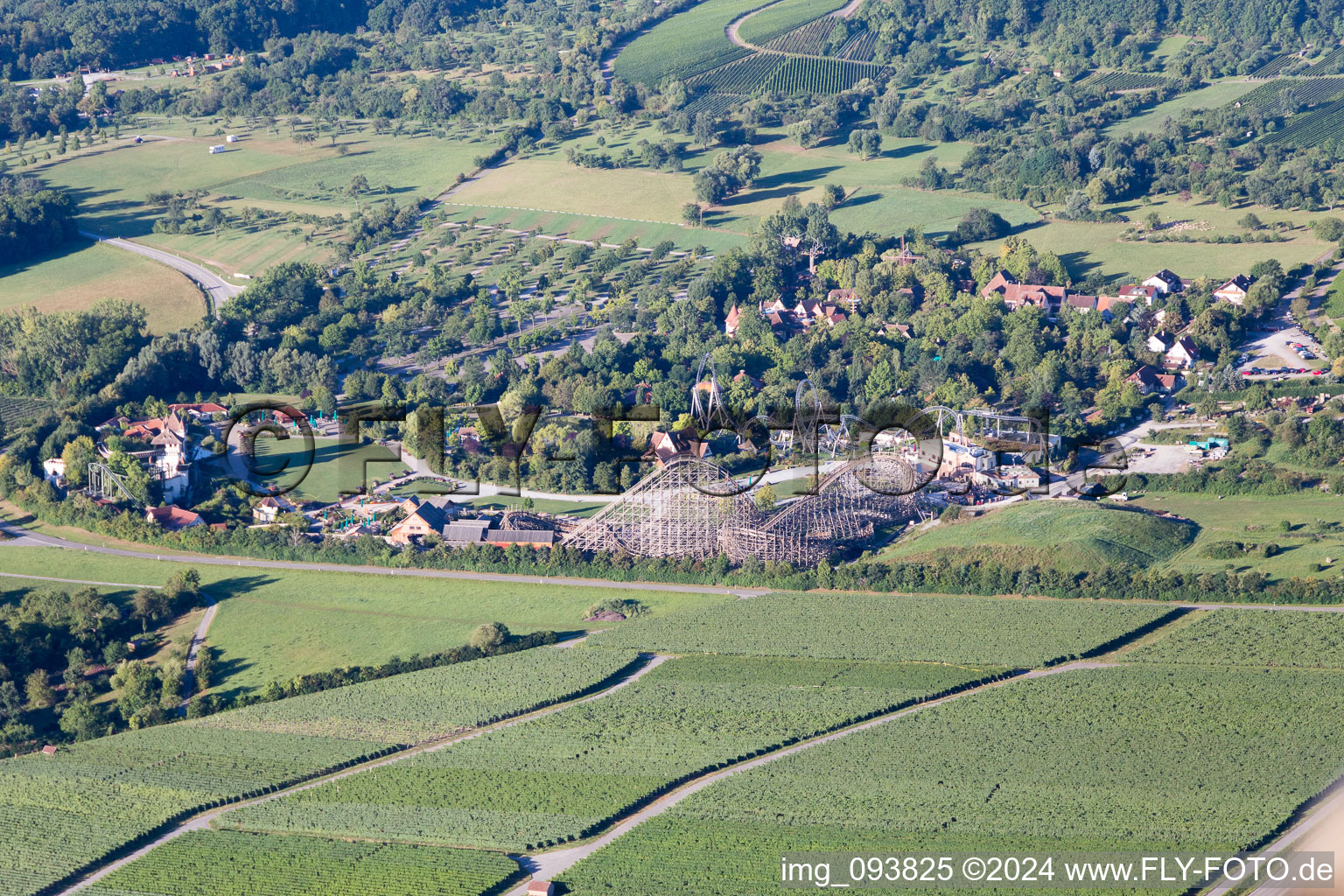 Vue aérienne de Parc aventure Tripsdrill à le quartier Treffentrill in Cleebronn dans le département Bade-Wurtemberg, Allemagne