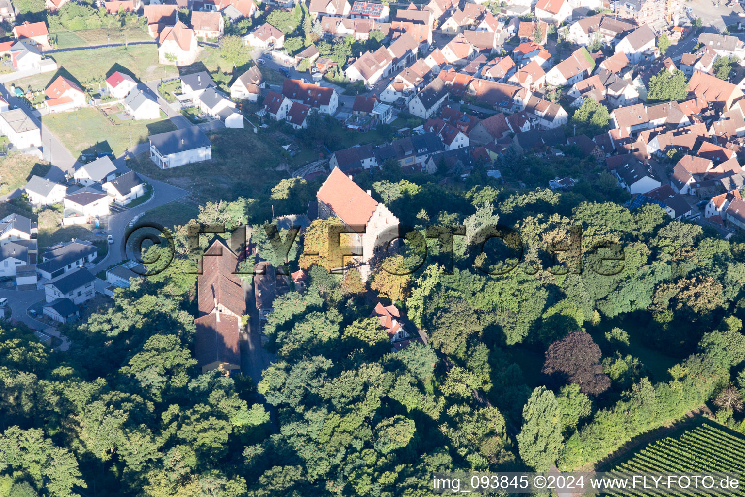 Vue aérienne de L'église Saint-Michel à le quartier Treffentrill in Cleebronn dans le département Bade-Wurtemberg, Allemagne