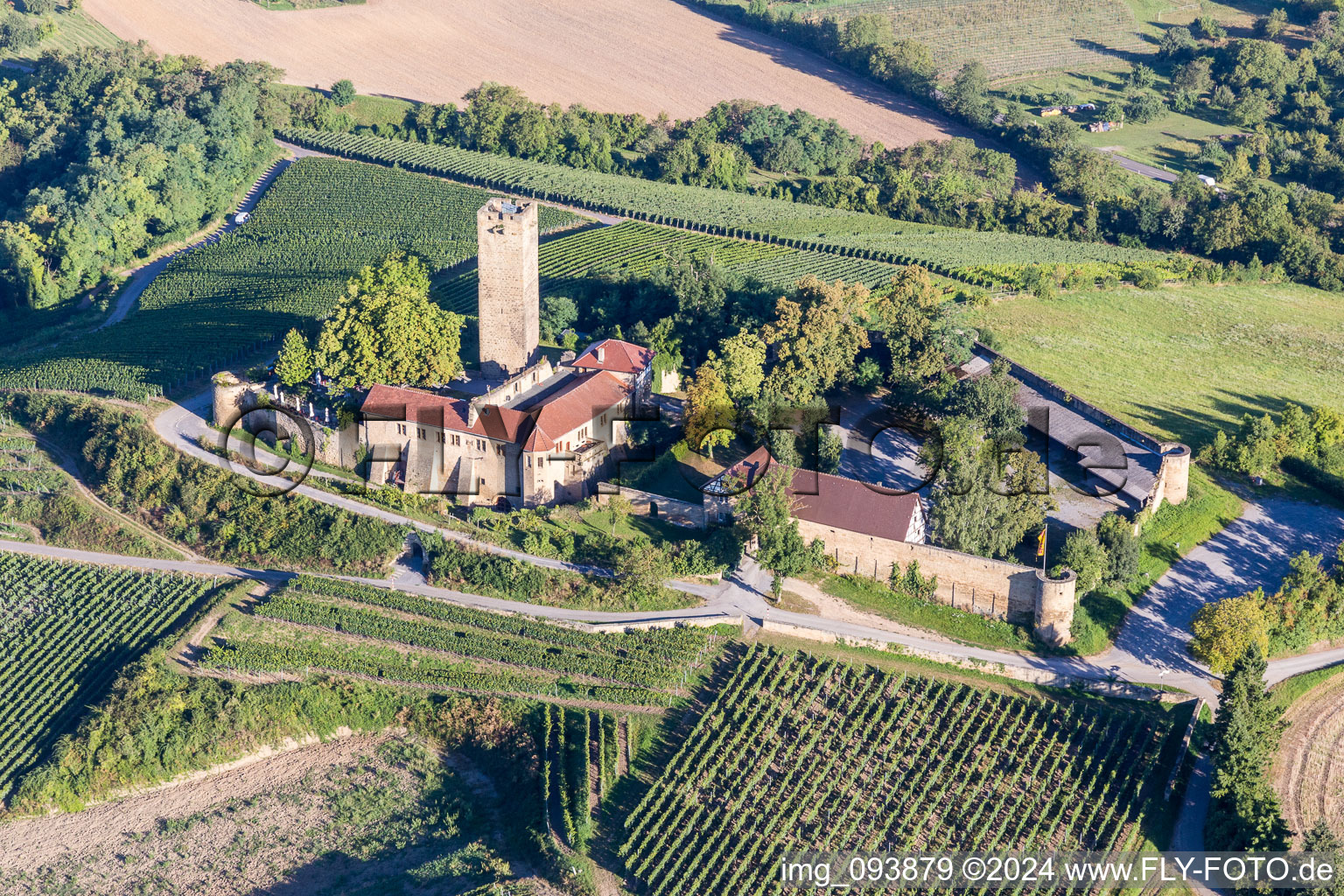 Vue aérienne de Complexe du château de Veste Ravensburg avec restaurant du château sur une colline avec des vignes à Sulzfeld dans le département Bade-Wurtemberg, Allemagne