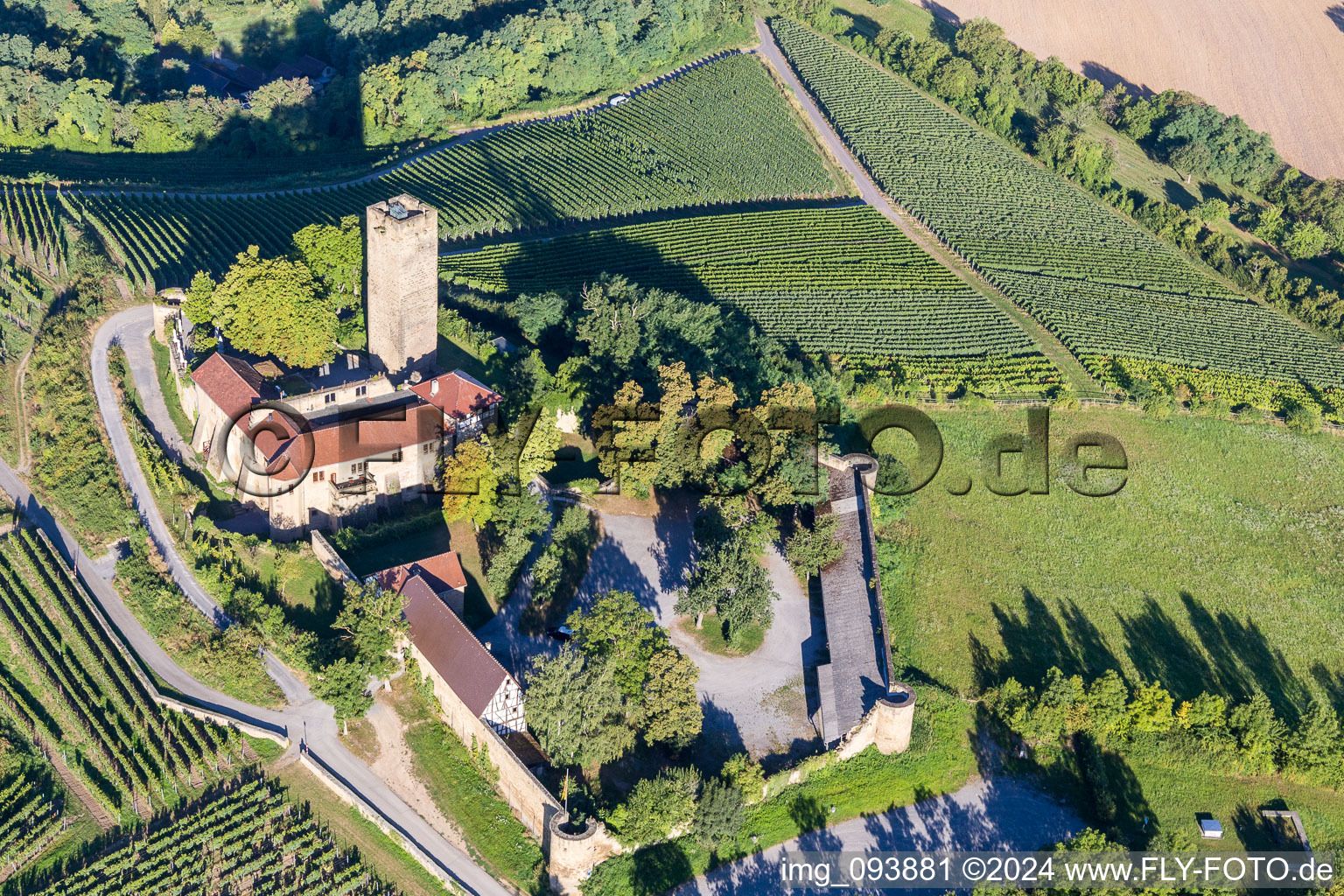 Vue aérienne de Complexe du château de Veste Ravensburg avec restaurant du château sur une colline avec des vignes à Sulzfeld dans le département Bade-Wurtemberg, Allemagne