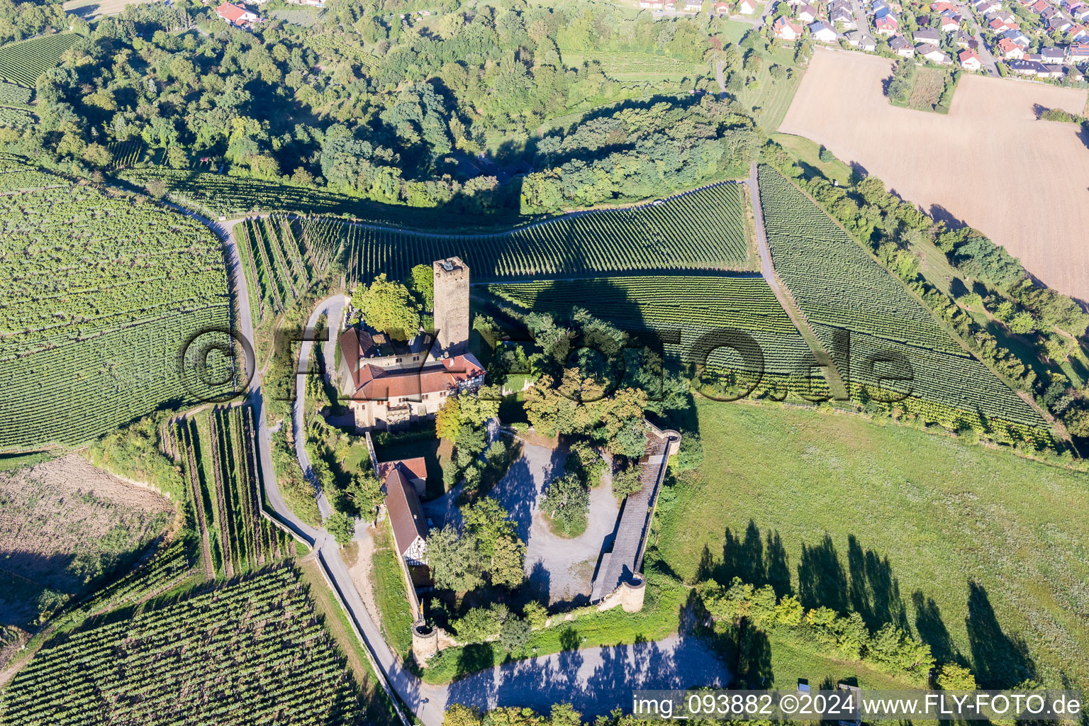 Photographie aérienne de Complexe du château de Veste Ravensburg avec restaurant du château sur une colline avec des vignes à Sulzfeld dans le département Bade-Wurtemberg, Allemagne