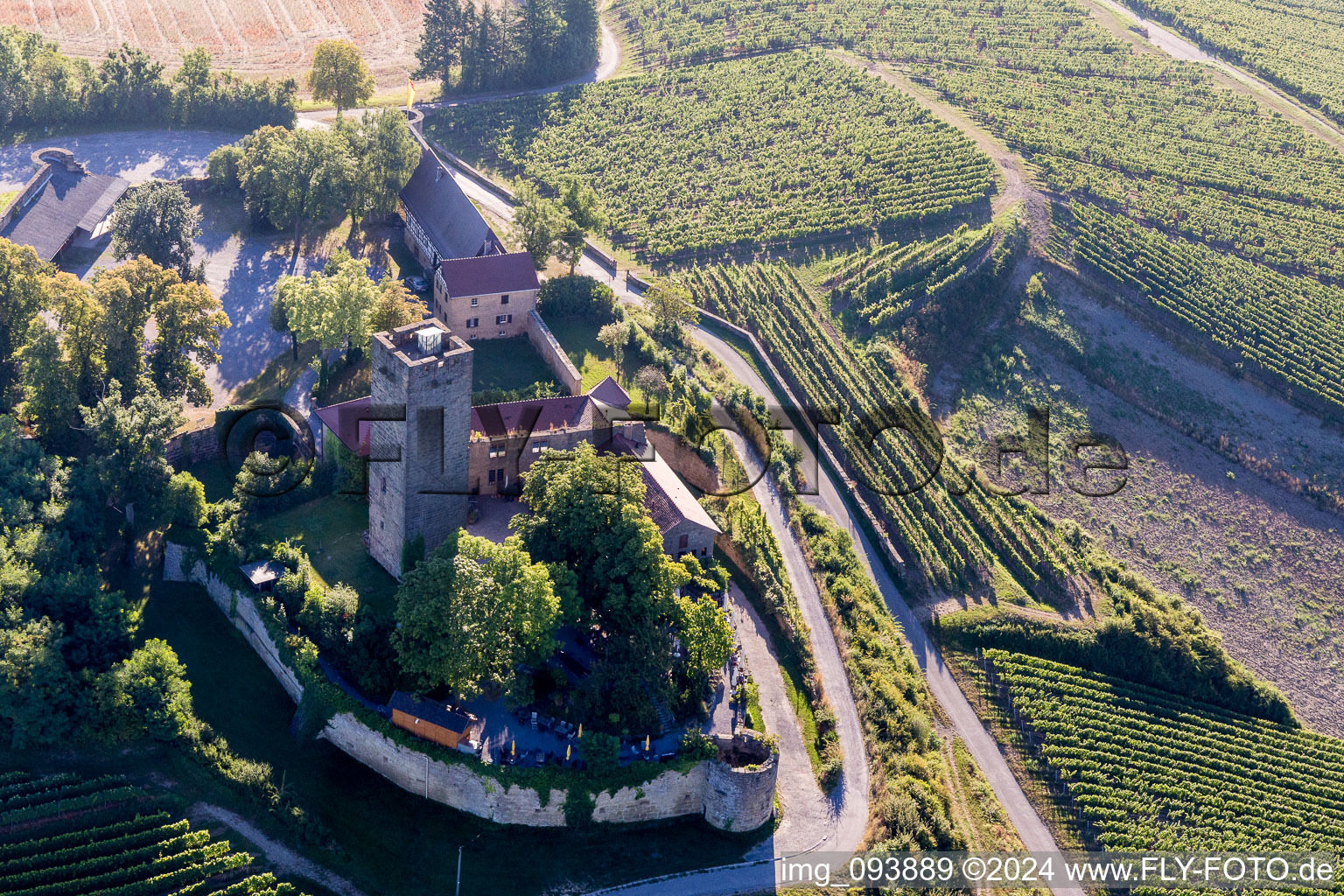 Vue oblique de Complexe du château de Veste Ravensburg avec restaurant du château sur une colline avec des vignes à Sulzfeld dans le département Bade-Wurtemberg, Allemagne