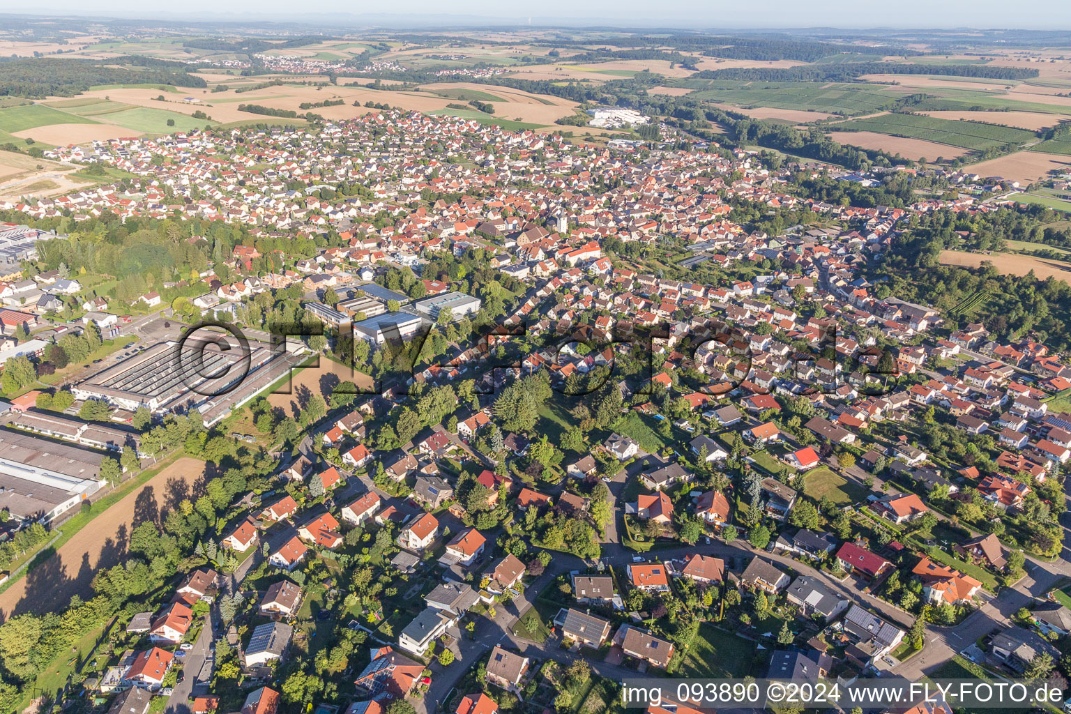 Vue aérienne de Vue sur le village à Sulzfeld dans le département Bade-Wurtemberg, Allemagne