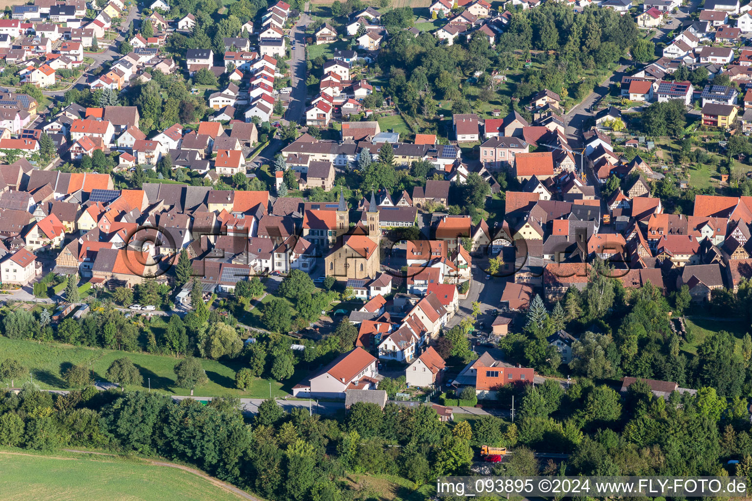 Vue aérienne de Bâtiment d'église au centre du village à Zaisenhausen dans le département Bade-Wurtemberg, Allemagne