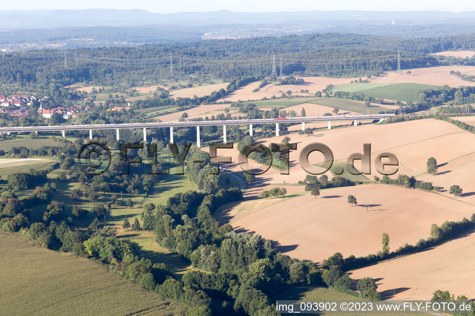 Vue aérienne de Pont de la vallée Bauerbach à le quartier Bauerbach in Bretten dans le département Bade-Wurtemberg, Allemagne