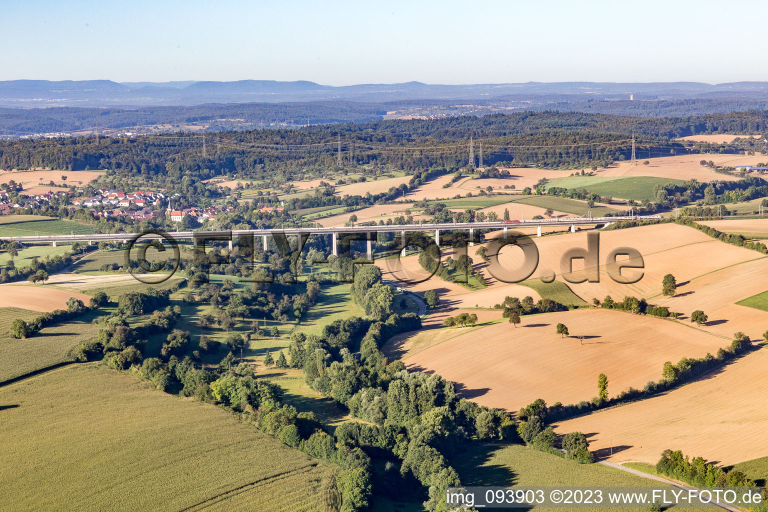 Vue aérienne de Pont de la vallée Bauerbach à le quartier Bauerbach in Bretten dans le département Bade-Wurtemberg, Allemagne