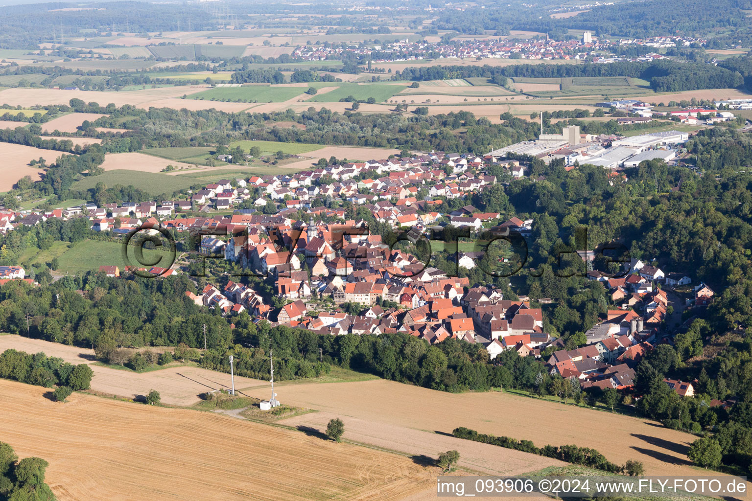 Vue aérienne de Vue sur le village à le quartier Gochsheim in Kraichtal dans le département Bade-Wurtemberg, Allemagne