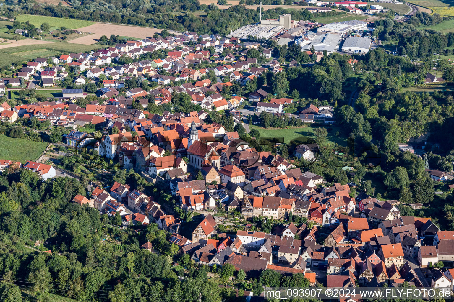 Vue aérienne de Vue sur le village à le quartier Gochsheim in Kraichtal dans le département Bade-Wurtemberg, Allemagne