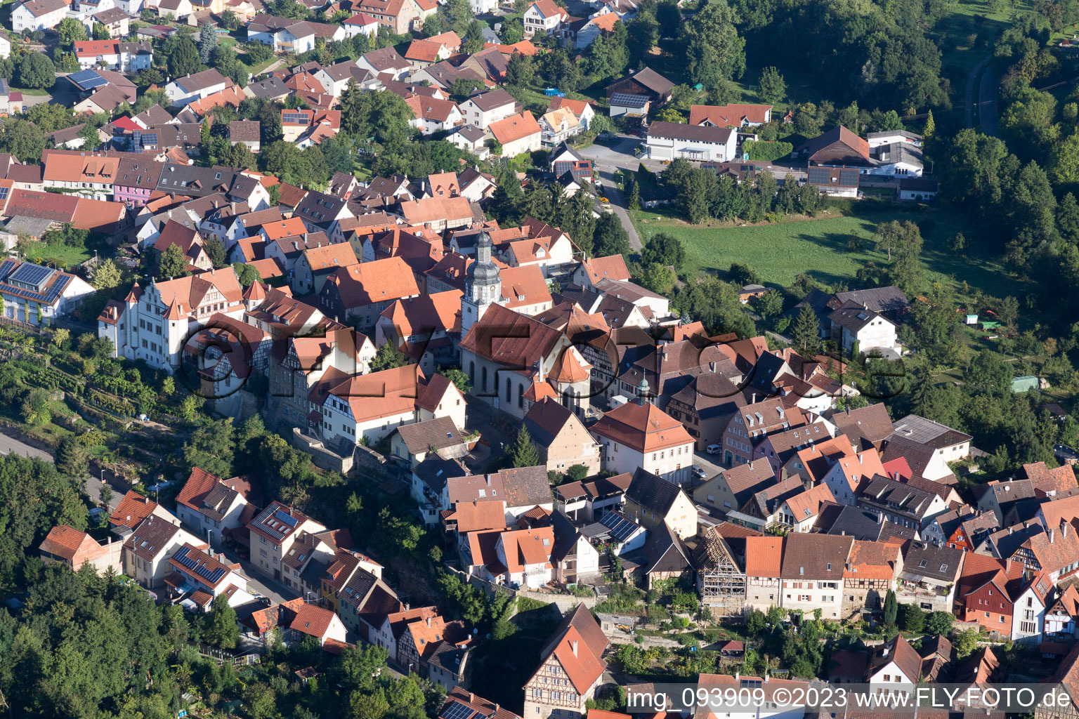 Vue aérienne de Église Saint-Martin au centre du village à le quartier Gochsheim in Kraichtal dans le département Bade-Wurtemberg, Allemagne