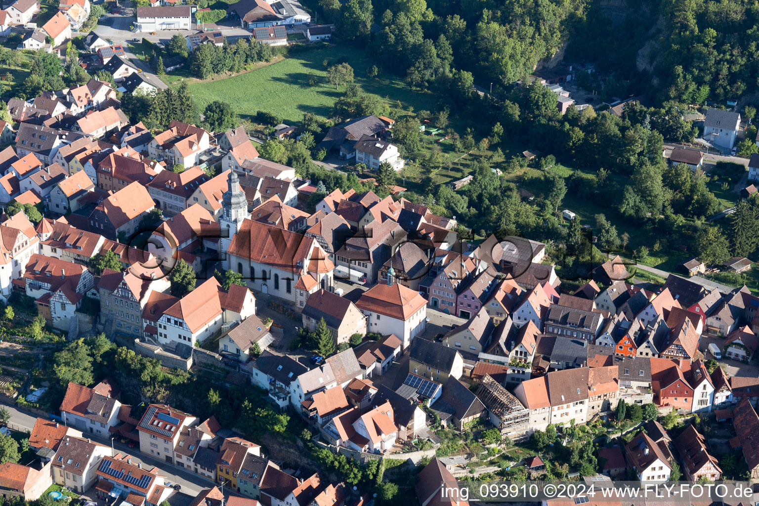 Vue aérienne de Bâtiment d'église au centre du village à le quartier Gochsheim in Kraichtal dans le département Bade-Wurtemberg, Allemagne