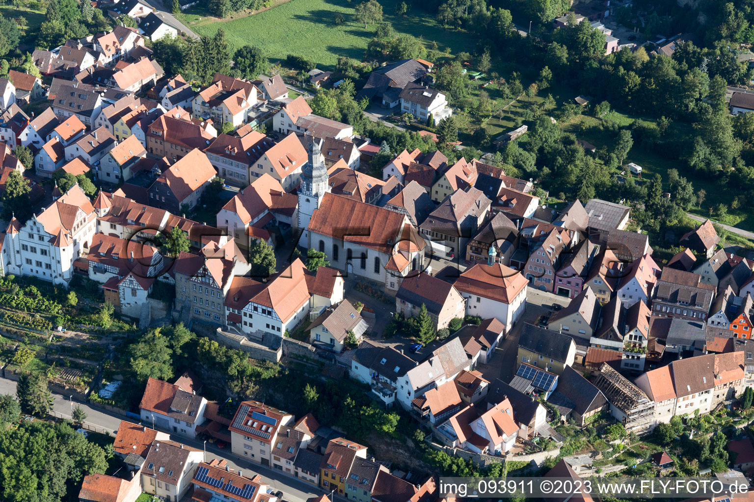 Vue aérienne de Saint-Martin du sud-est à le quartier Gochsheim in Kraichtal dans le département Bade-Wurtemberg, Allemagne