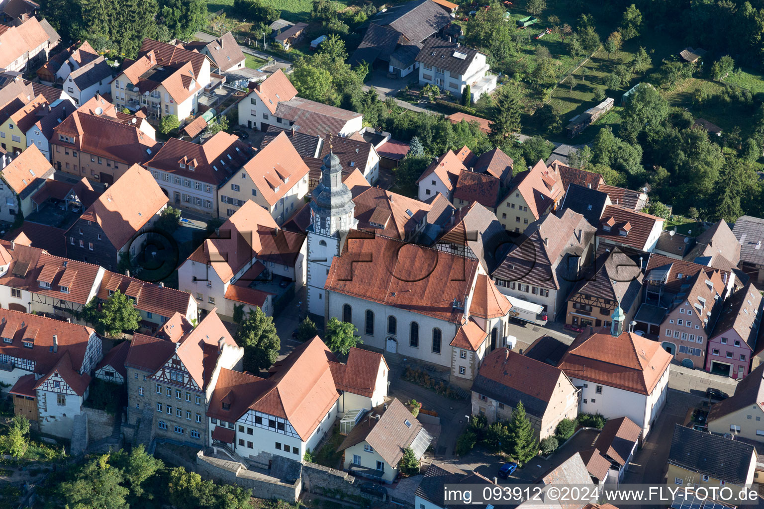 Vue aérienne de Saint-Martin du sud-est à le quartier Gochsheim in Kraichtal dans le département Bade-Wurtemberg, Allemagne