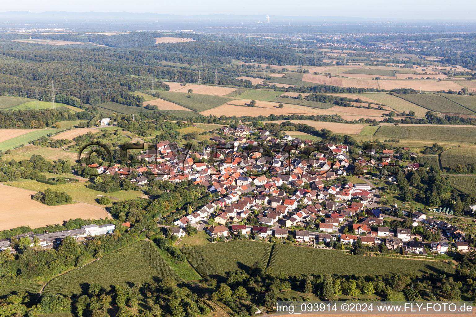 Vue aérienne de Champs agricoles et surfaces utilisables à le quartier Oberacker in Kraichtal dans le département Bade-Wurtemberg, Allemagne
