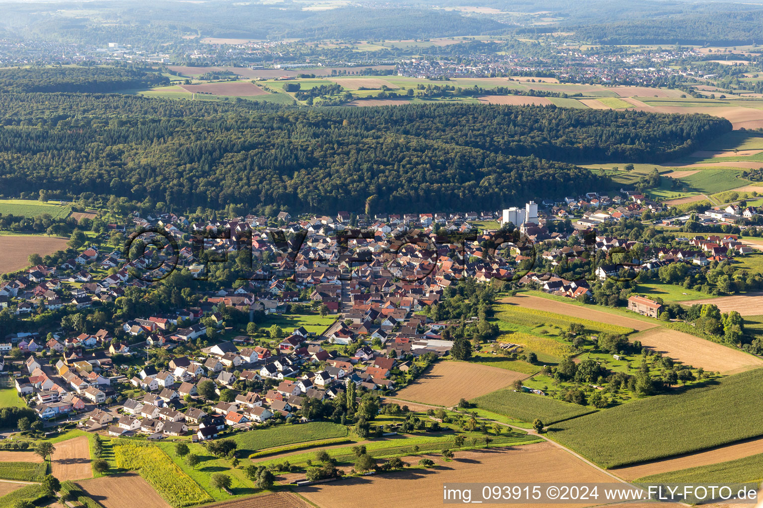 Vue aérienne de Vue des rues et des maisons des quartiers résidentiels à le quartier Neibsheim in Bretten dans le département Bade-Wurtemberg, Allemagne