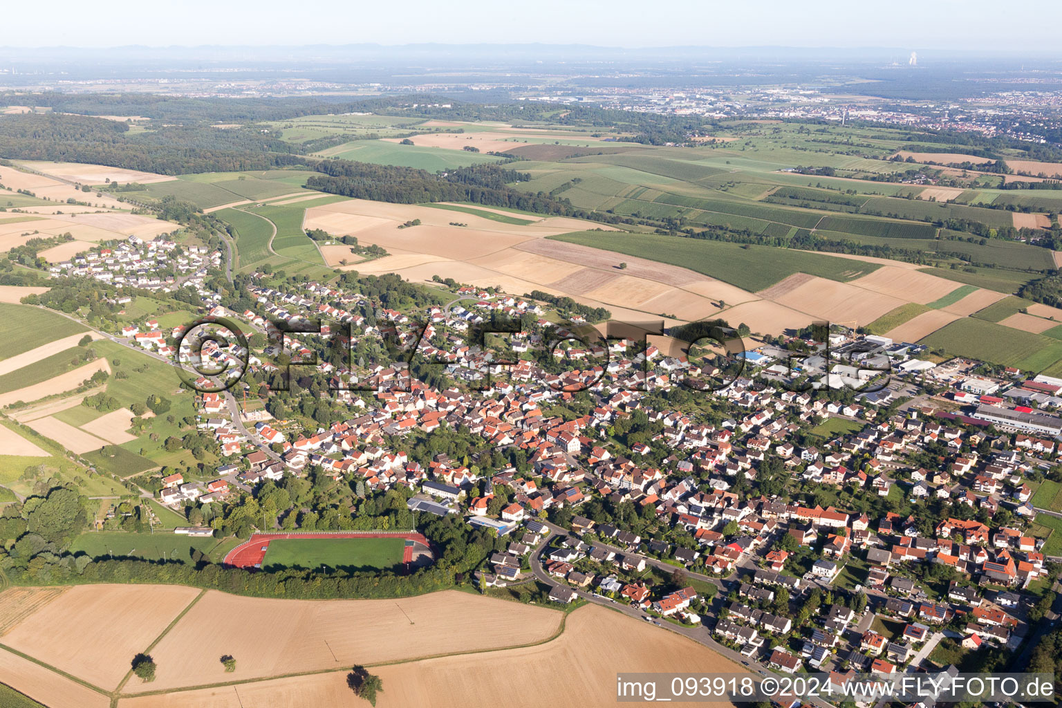 Vue aérienne de Champs agricoles et surfaces utilisables à le quartier Helmsheim in Bruchsal dans le département Bade-Wurtemberg, Allemagne