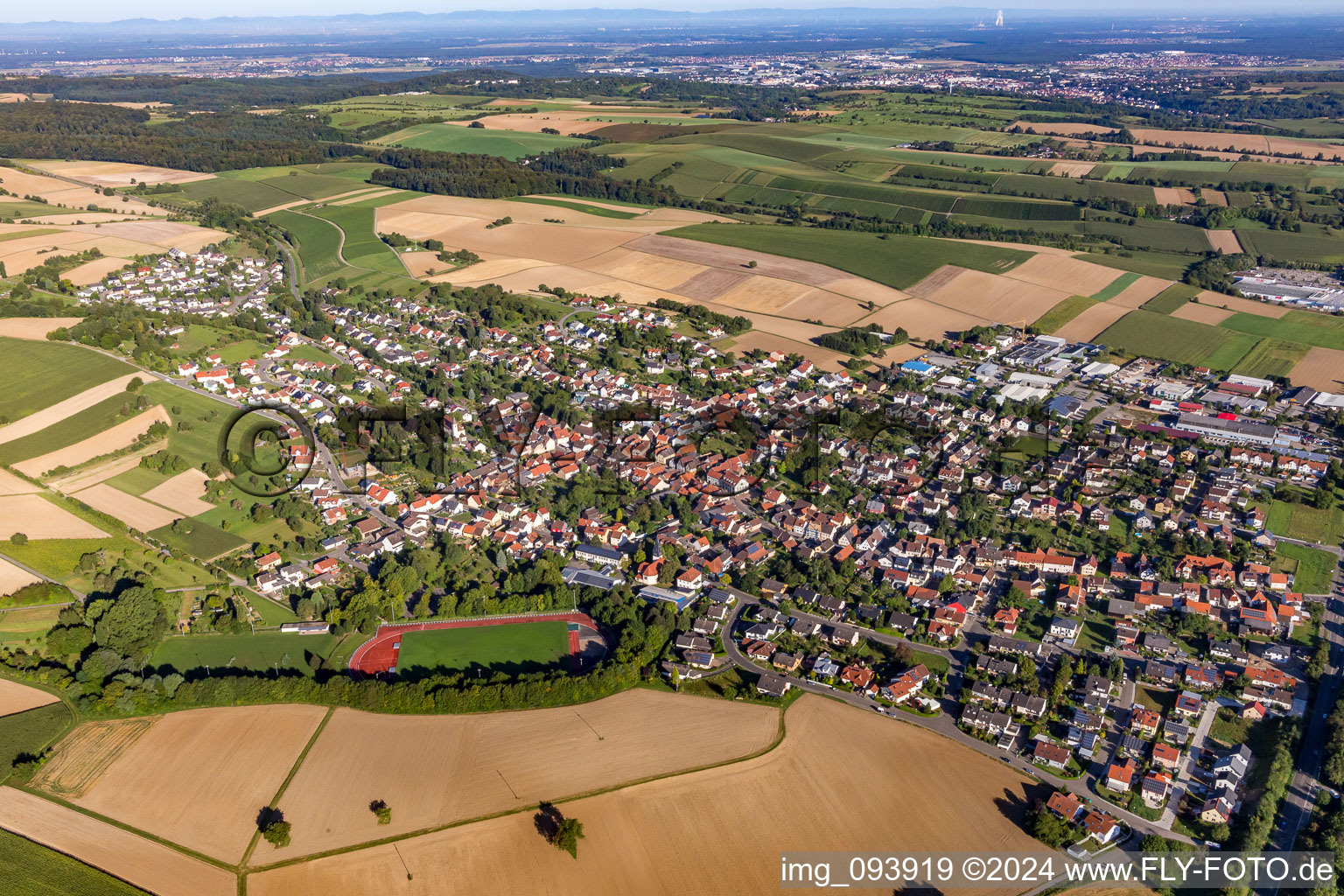 Vue aérienne de Champs agricoles et surfaces utilisables à le quartier Helmsheim in Bruchsal dans le département Bade-Wurtemberg, Allemagne