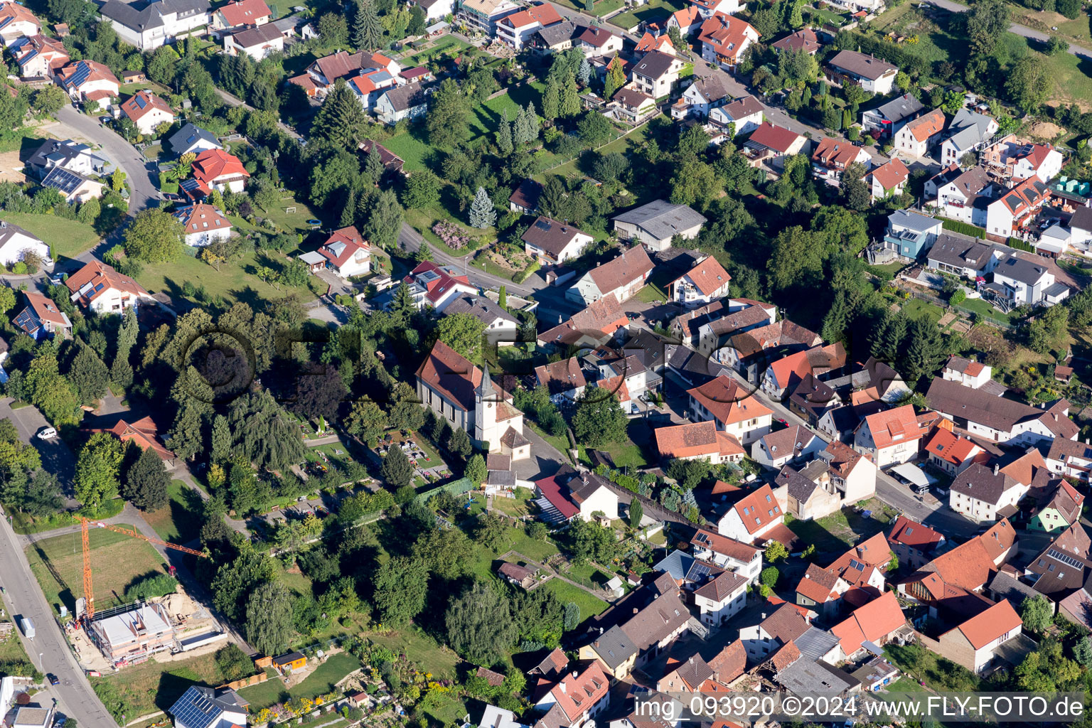 Vue aérienne de Bâtiment d'église au centre du village à le quartier Helmsheim in Bruchsal dans le département Bade-Wurtemberg, Allemagne