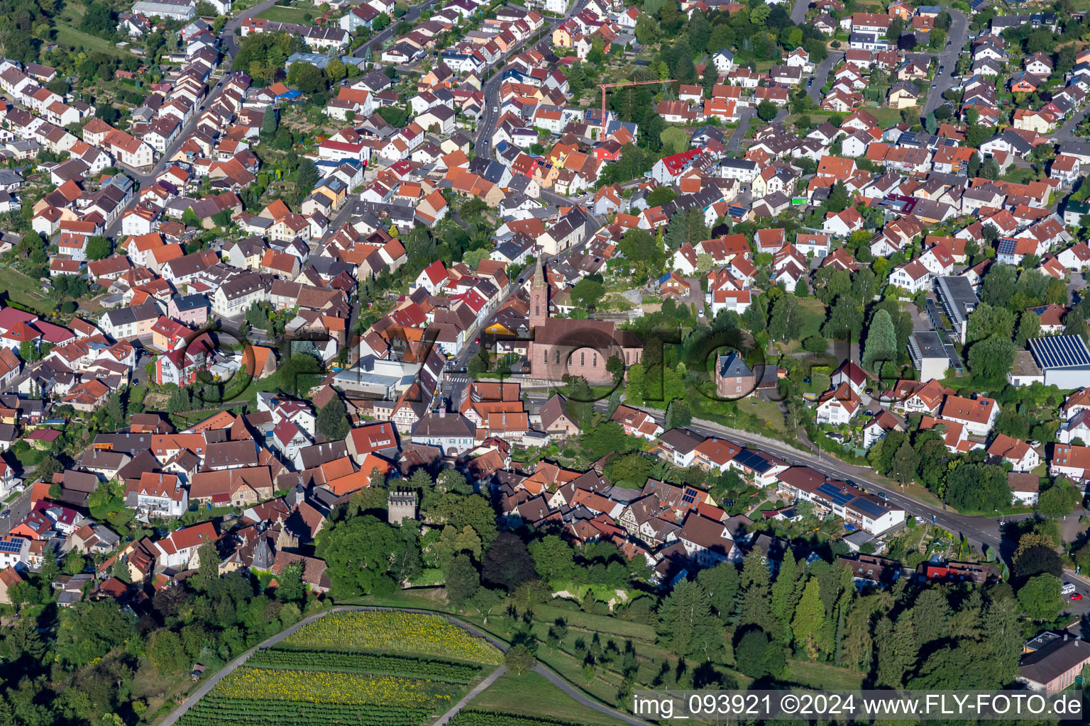 Vue aérienne de Vue des rues et des maisons des quartiers résidentiels à le quartier Obergrombach in Bruchsal dans le département Bade-Wurtemberg, Allemagne