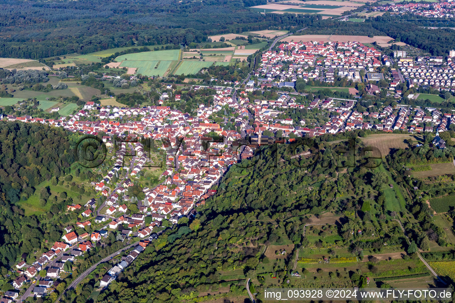 Vue oblique de Vue des rues et des maisons des quartiers résidentiels à le quartier Obergrombach in Bruchsal dans le département Bade-Wurtemberg, Allemagne