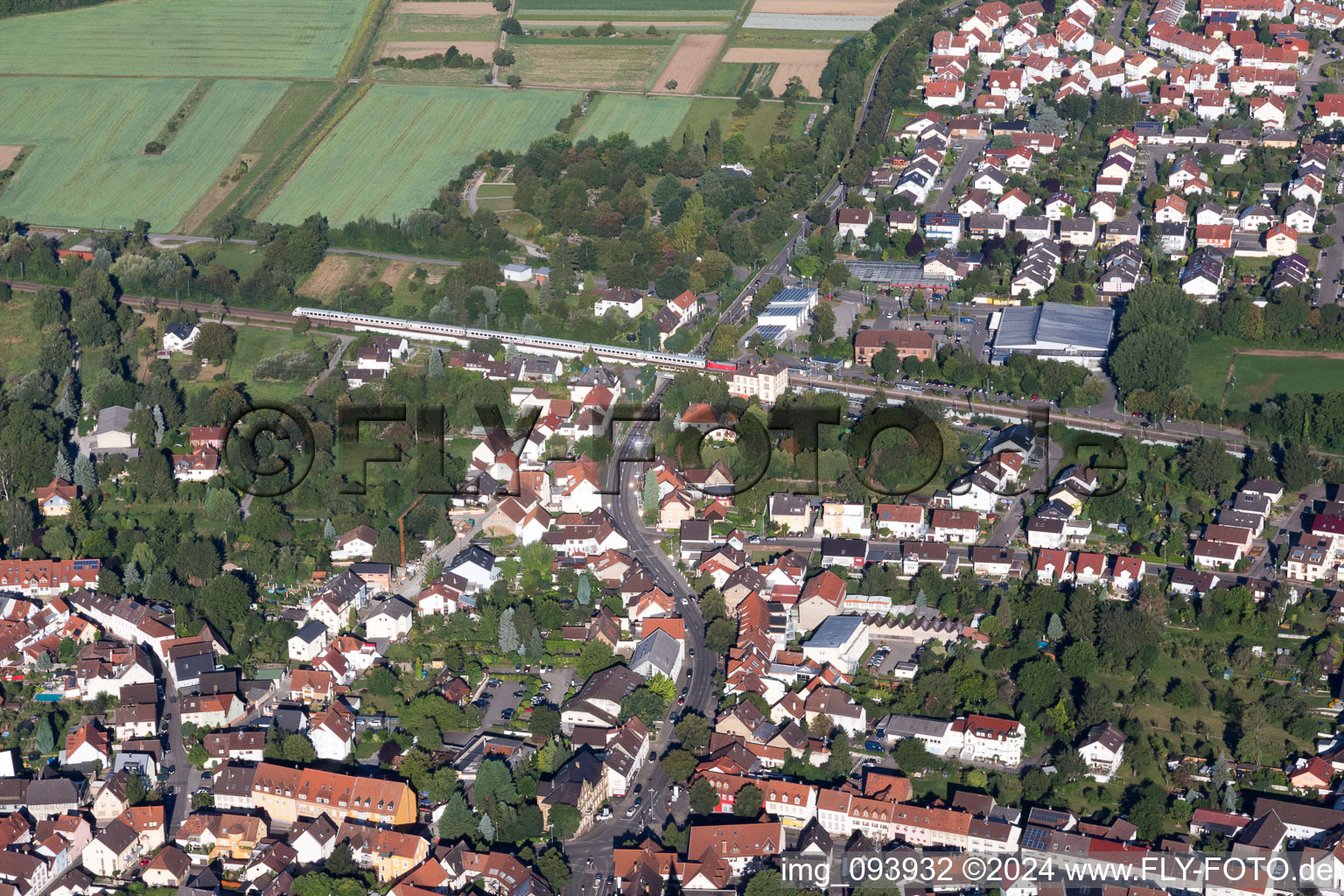 Vue aérienne de Pont ferroviaire de la Büchenauer Straße à le quartier Untergrombach in Bruchsal dans le département Bade-Wurtemberg, Allemagne